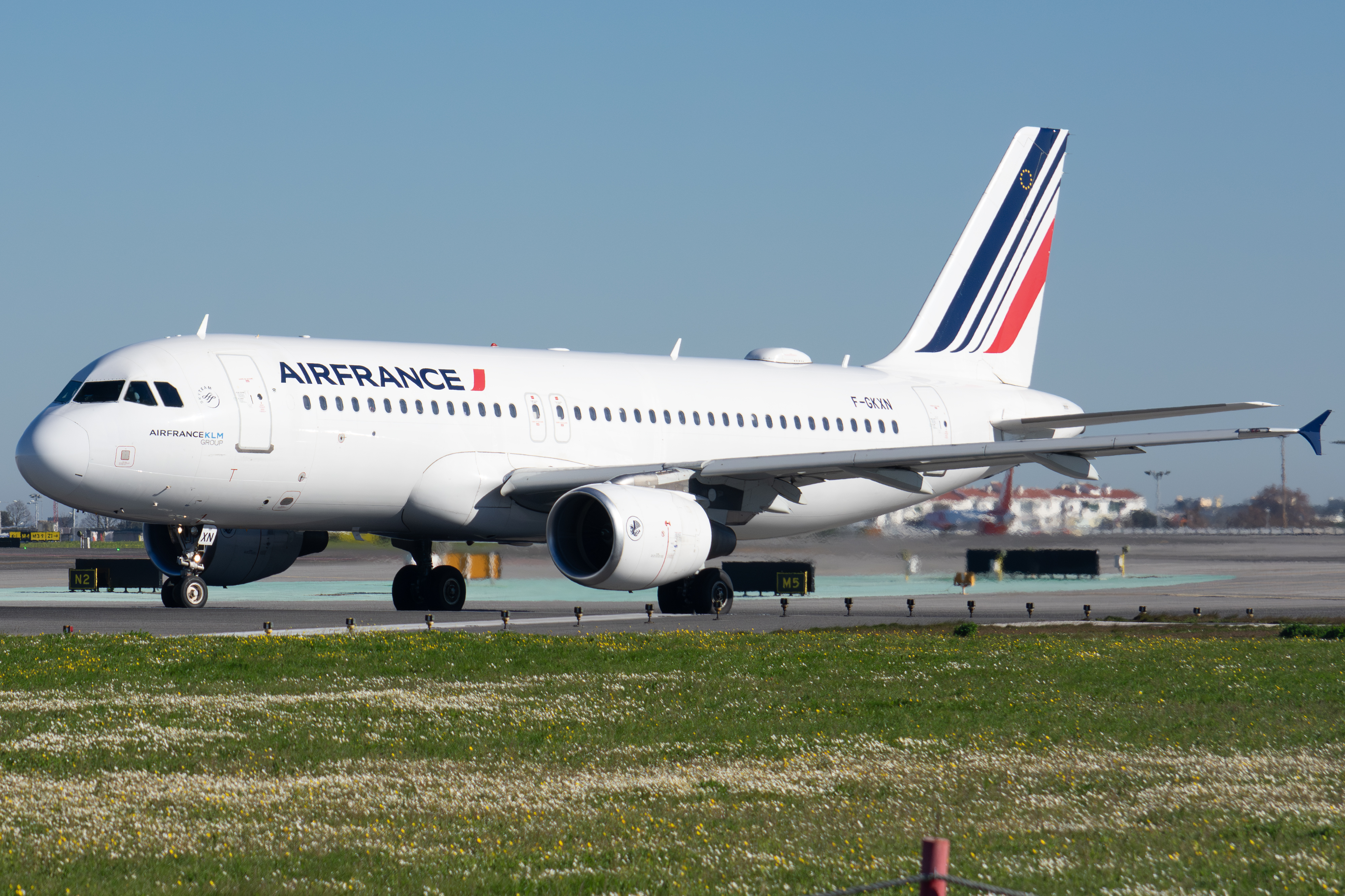 Full size: Air France Airbus A320 F-GKXN at Lisbon Humberto Delgado Airport