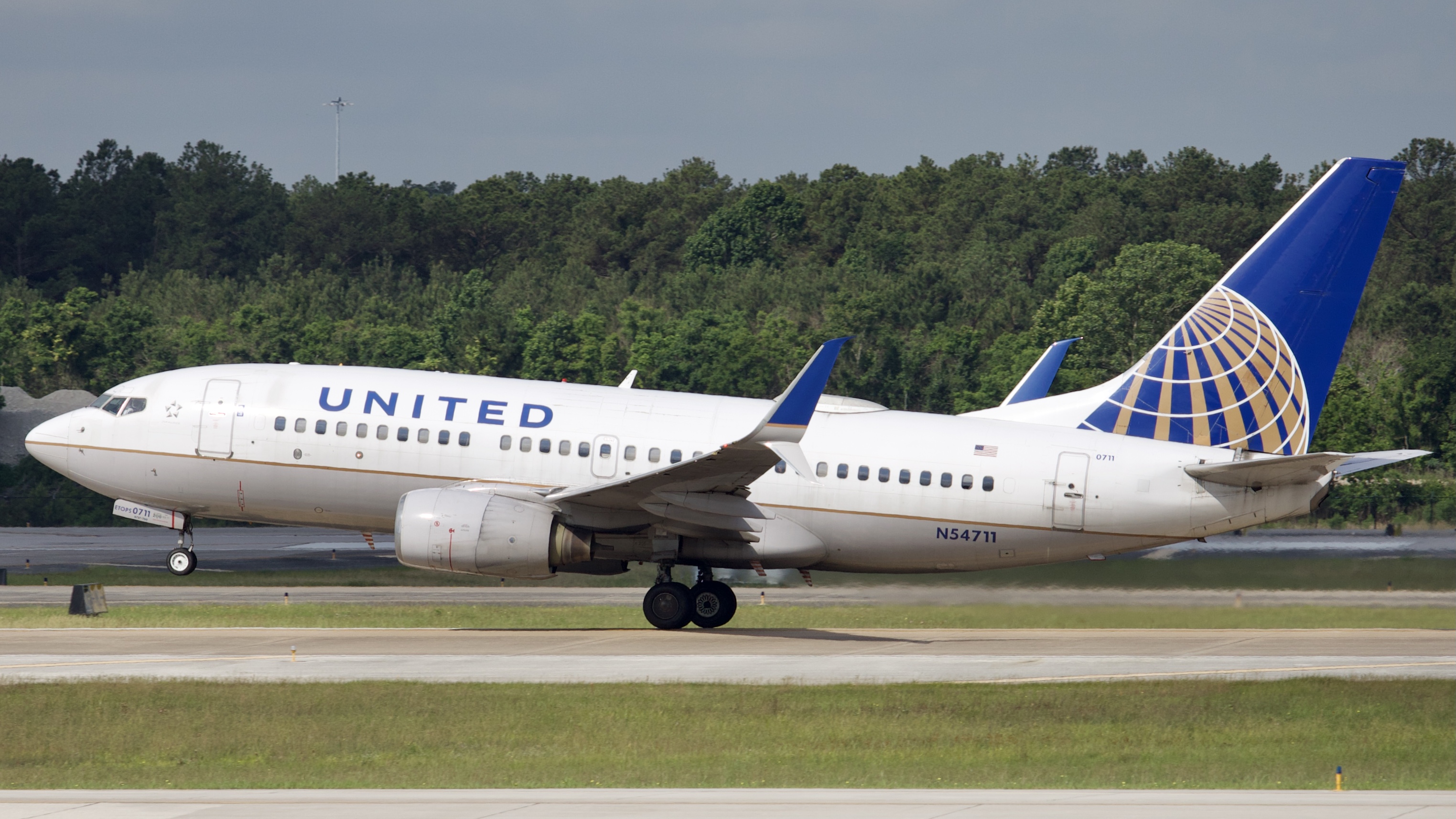 Full size: United Airlines Boeing 737-700 N57411 at Houston-George Bush Intercontinental Airport