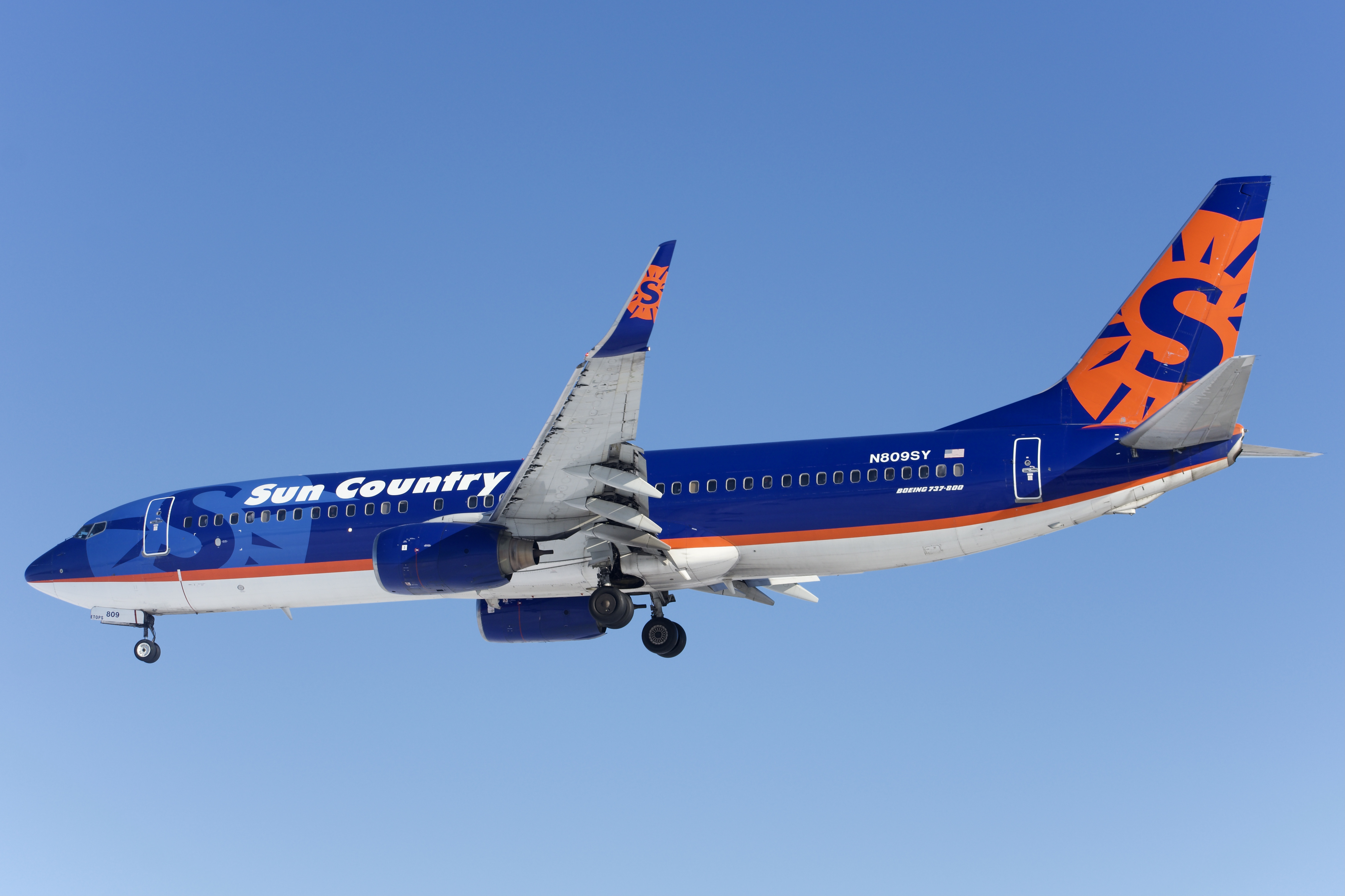 Full size: Sun Country Airlines Boeing 737-800 N809SY at Green Bay-Austin Straubel International Airport