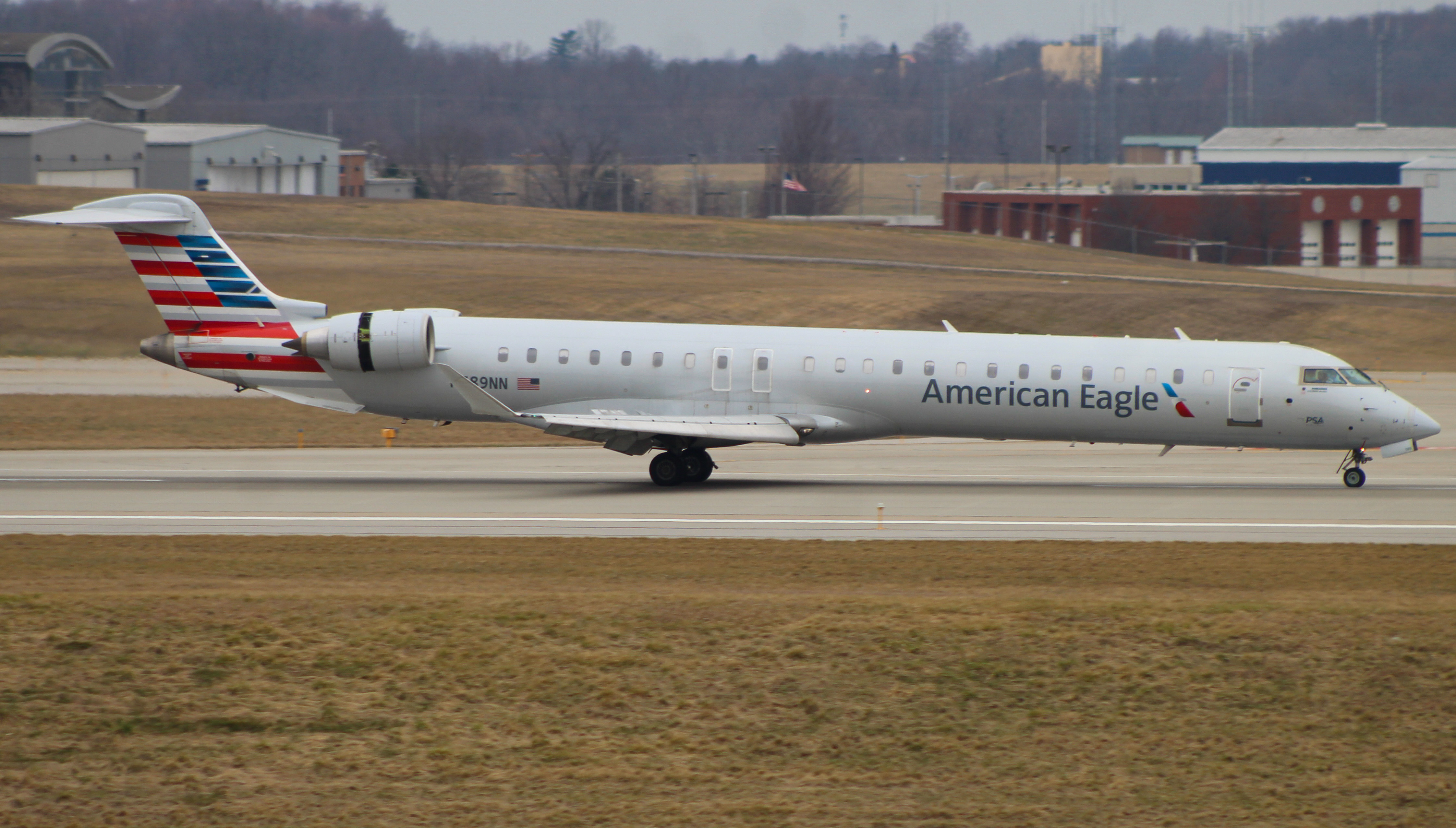 Full size: American Eagle Mitsubishi CRJ-900 N589NN at Cincinnati/Northern Kentucky International Airport