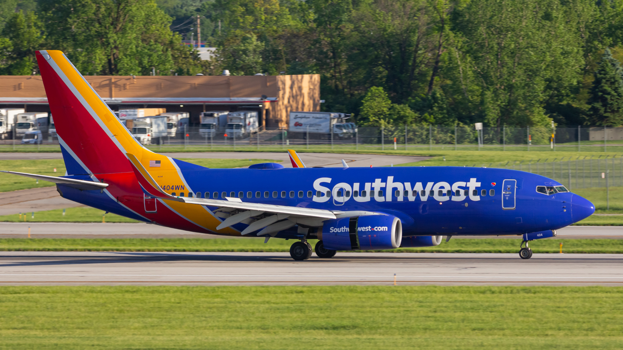 Full size: Southwest Airlines Boeing 737-700 N404WN at John Glenn Columbus International Airport