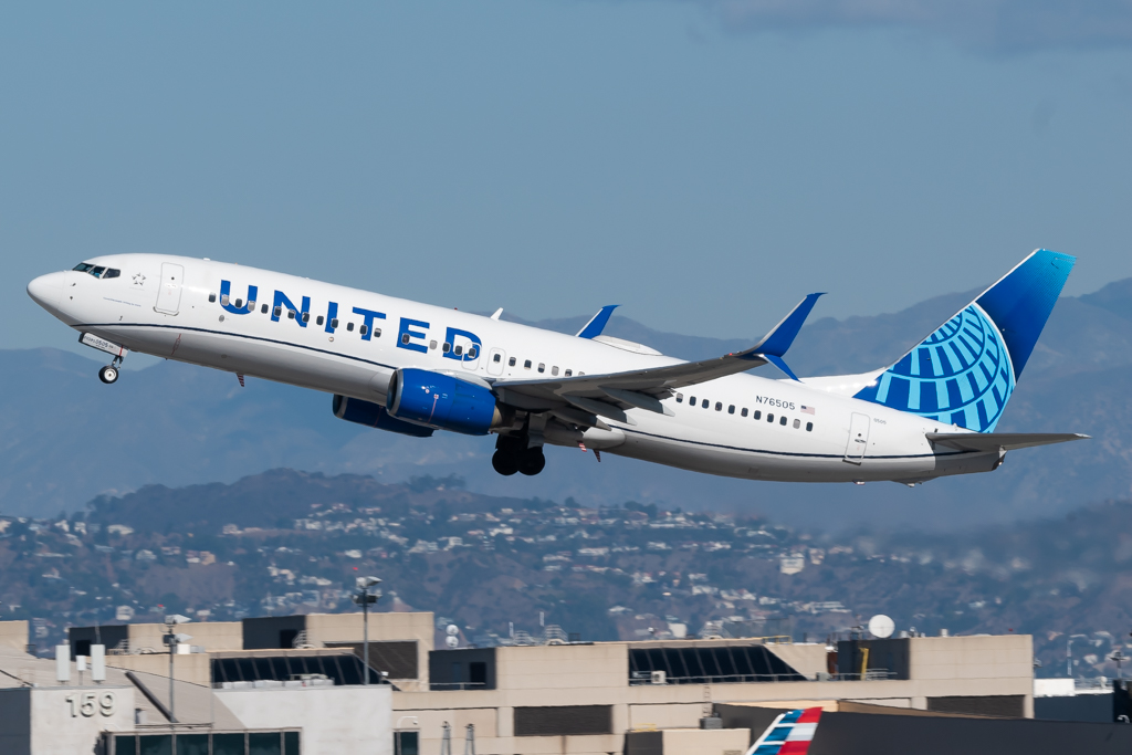 Full size: United Airlines Boeing 737-800 N76505 at Los Angeles International Airport