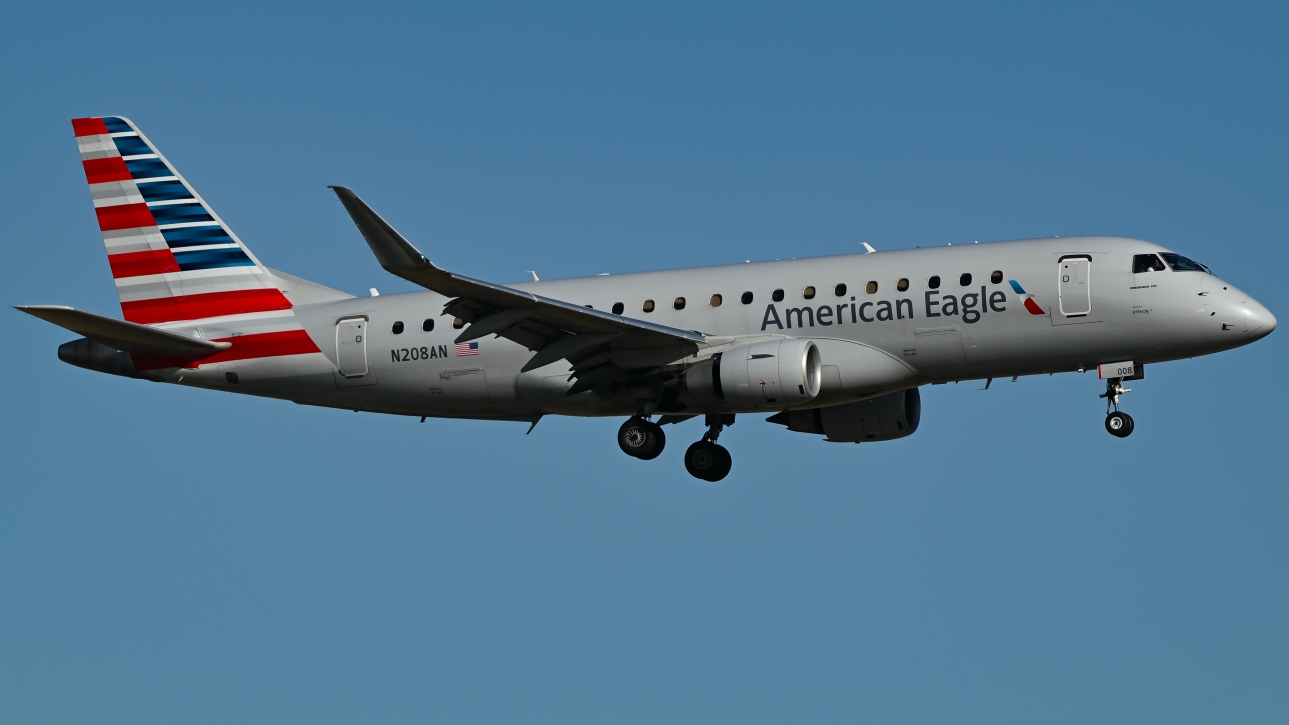 Full size: American Eagle Embraer E175LR N208AN at Dallas-Fort Worth International Airport