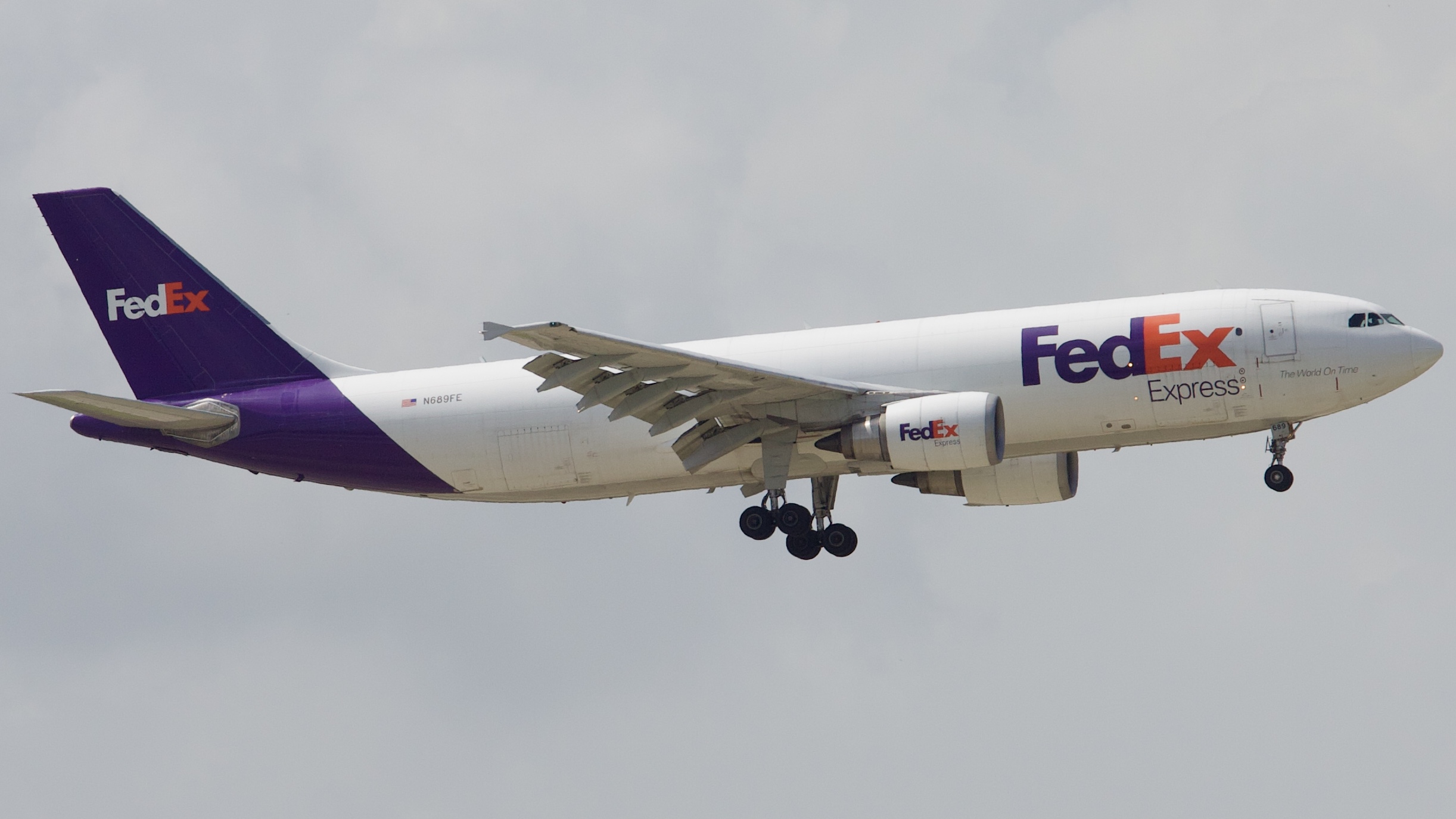Full size: FedEx Airbus A300F-600 N689FE at Houston-George Bush Intercontinental Airport