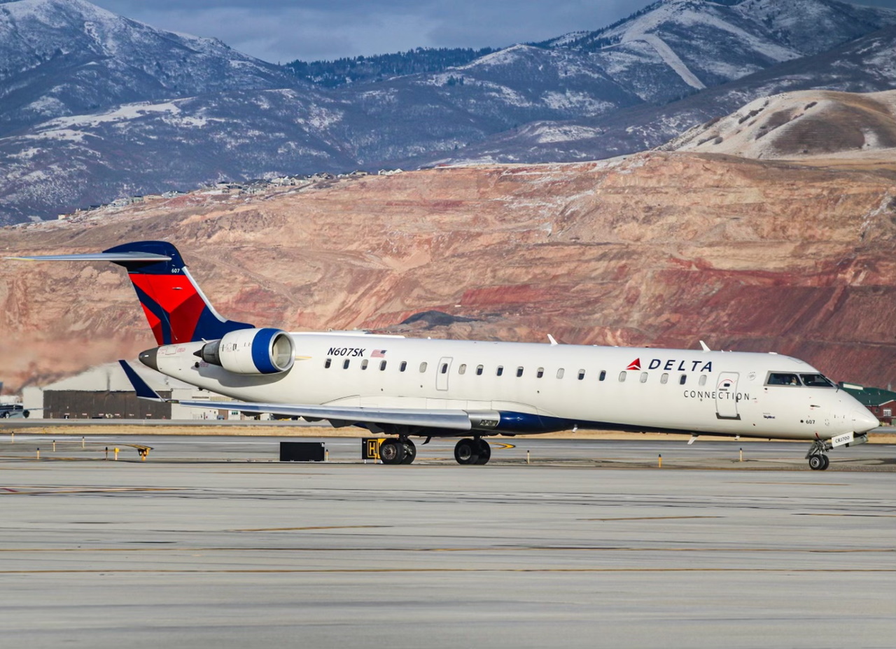 Full size: Delta Connection Mitsubishi CRJ-700 N607SK at Salt Lake City International Airport