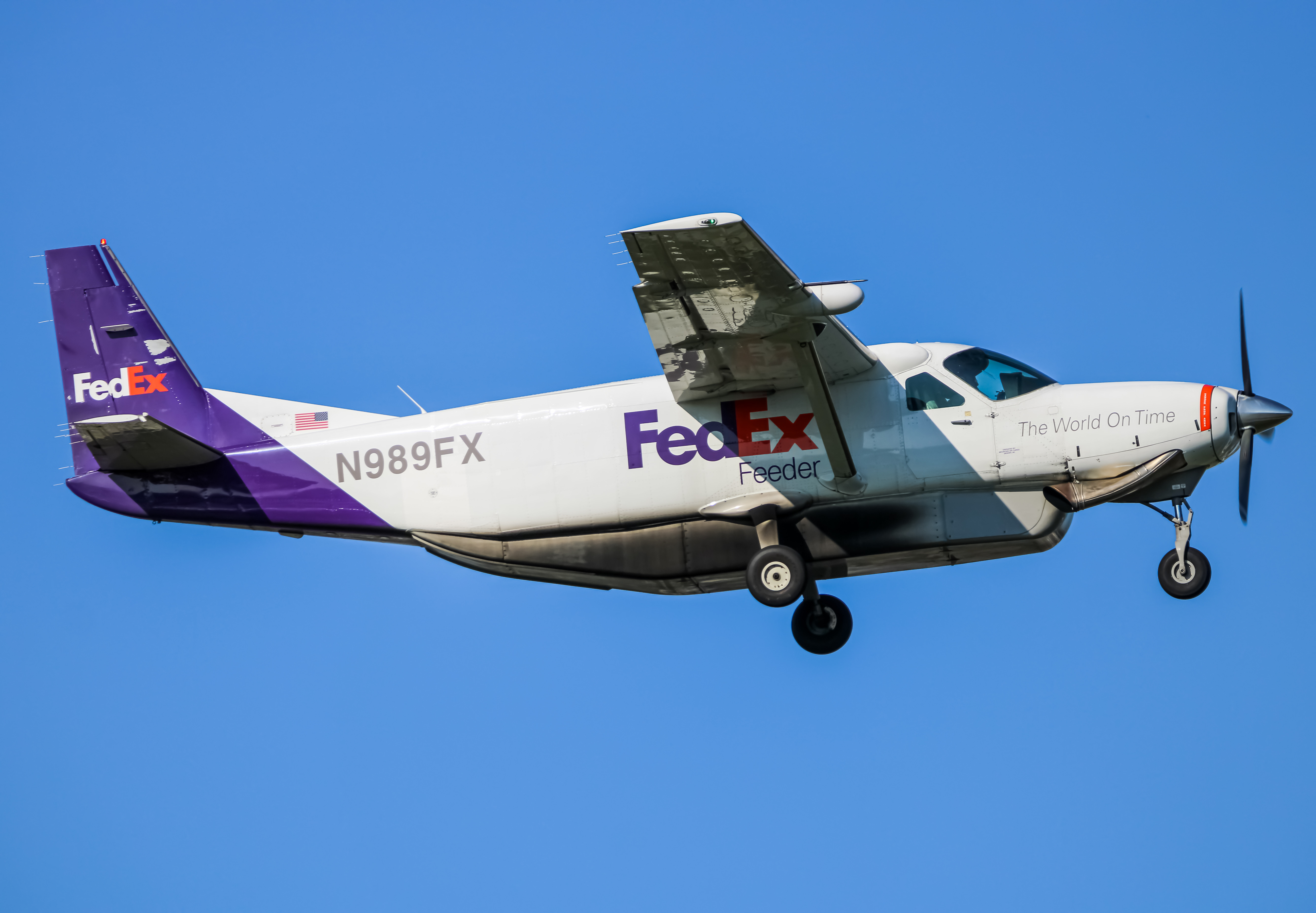 Full size: FedEx Cessna 208B Super Cargomaster  N989FX at Baltimore/Washington International Thurgood Marshall Airport