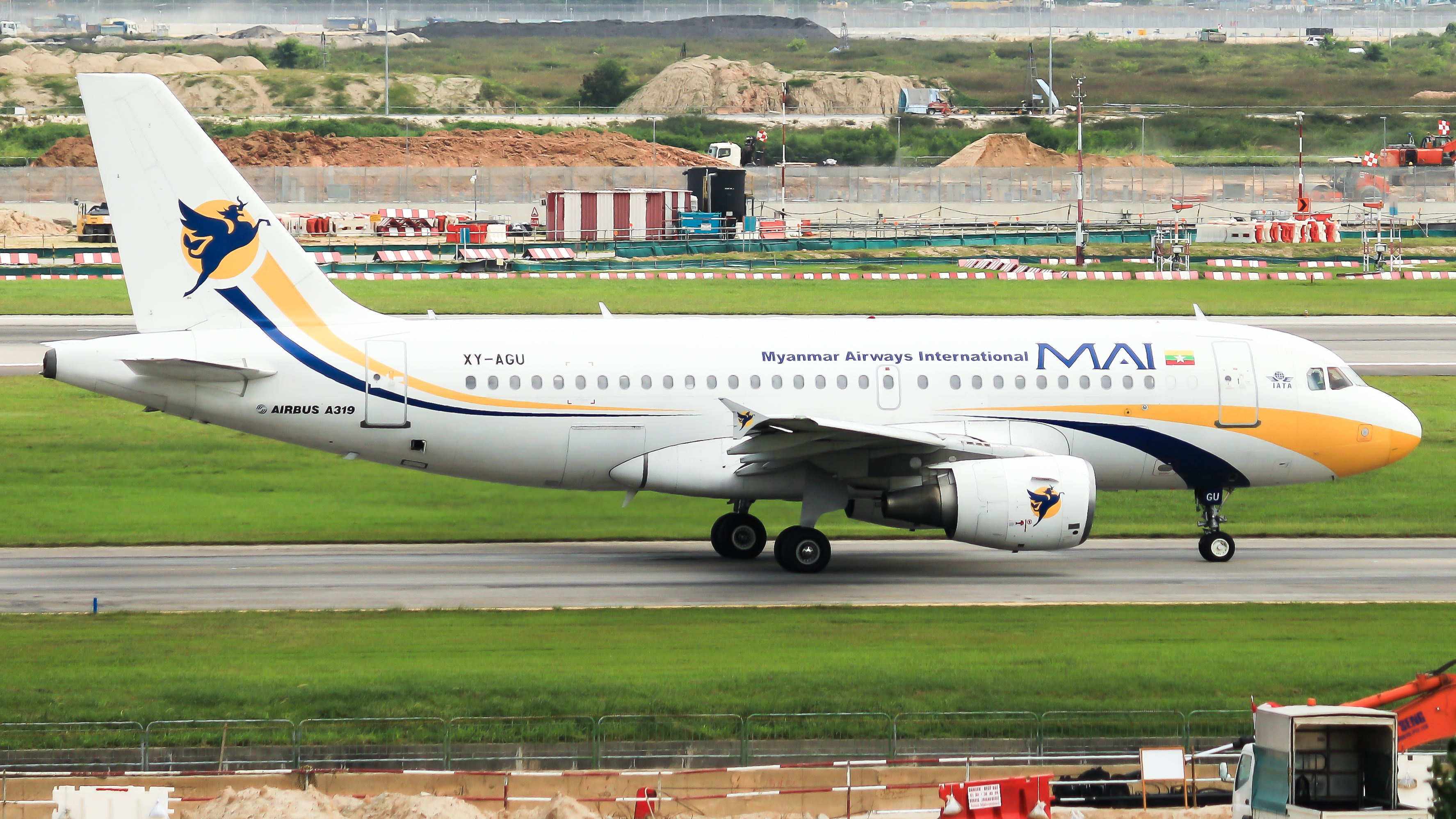 Full size: Myanmar Airways International Airbus A319 XY-AGU at Singapore-Changi Airport