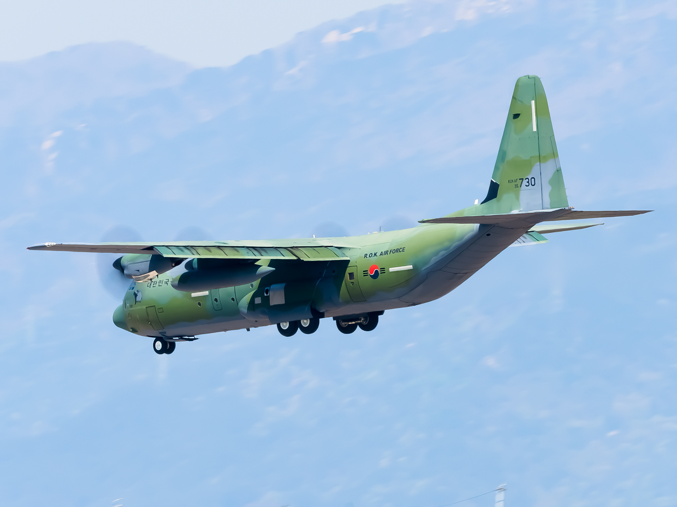 Full size: ROKAF Lockheed C-130J Hercules 35-730 at Gimhae International Airport