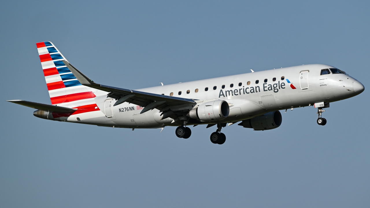 Full size: American Eagle Embraer E175 N276NN at Dallas-Fort Worth International Airport