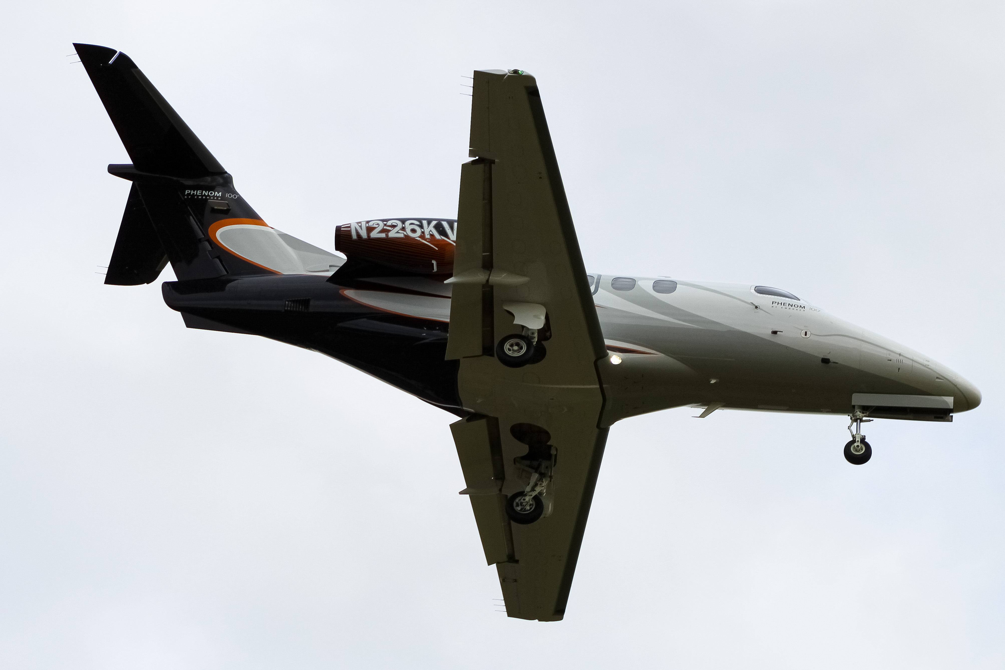 Full size: PRIVATE  Embraer Phenom 100 N226KV at Cincinnati Municipal Airport/Lunken Field