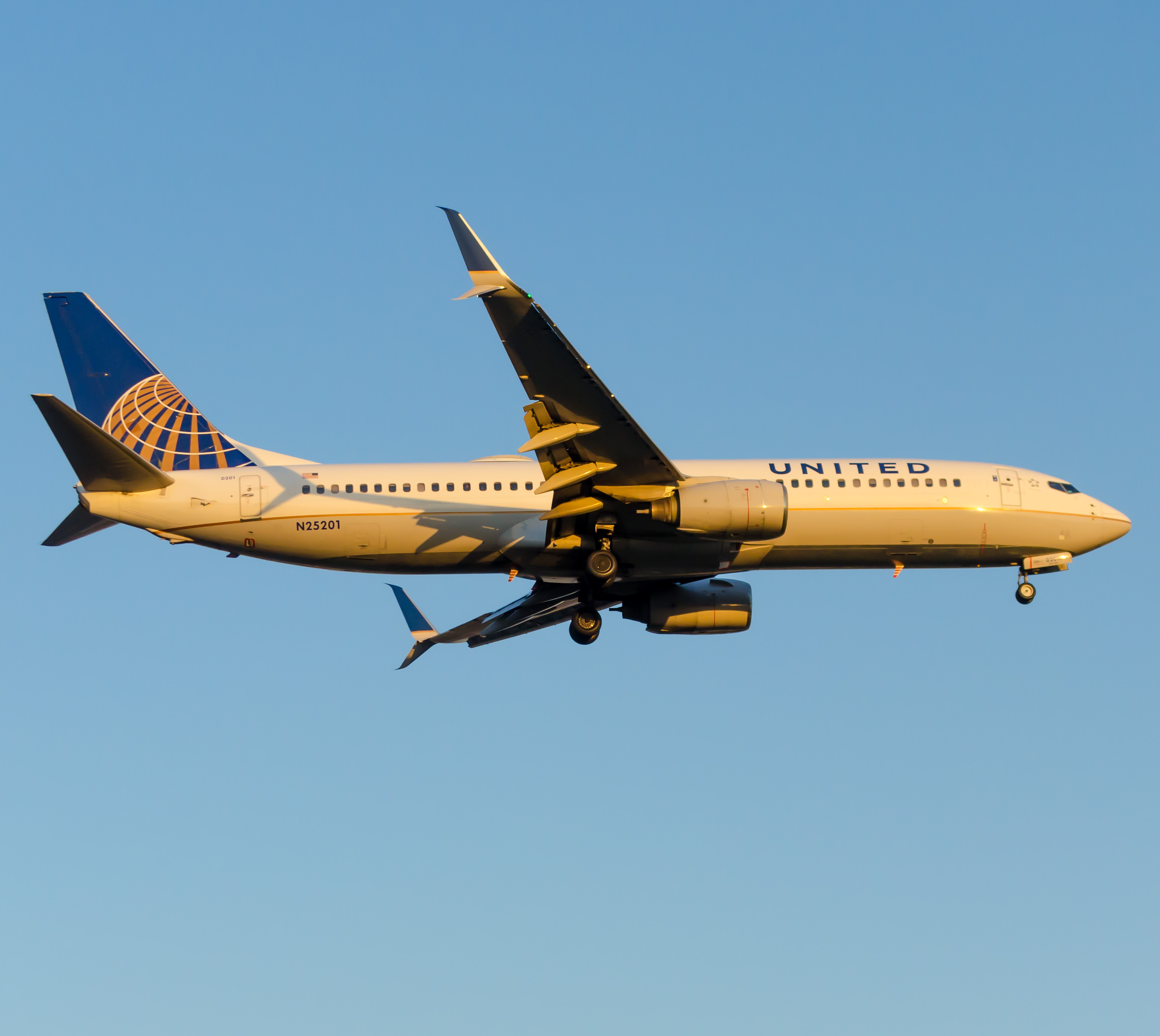 Full size: United Airlines Boeing 737-800 N25201 at Newark Liberty International Airport