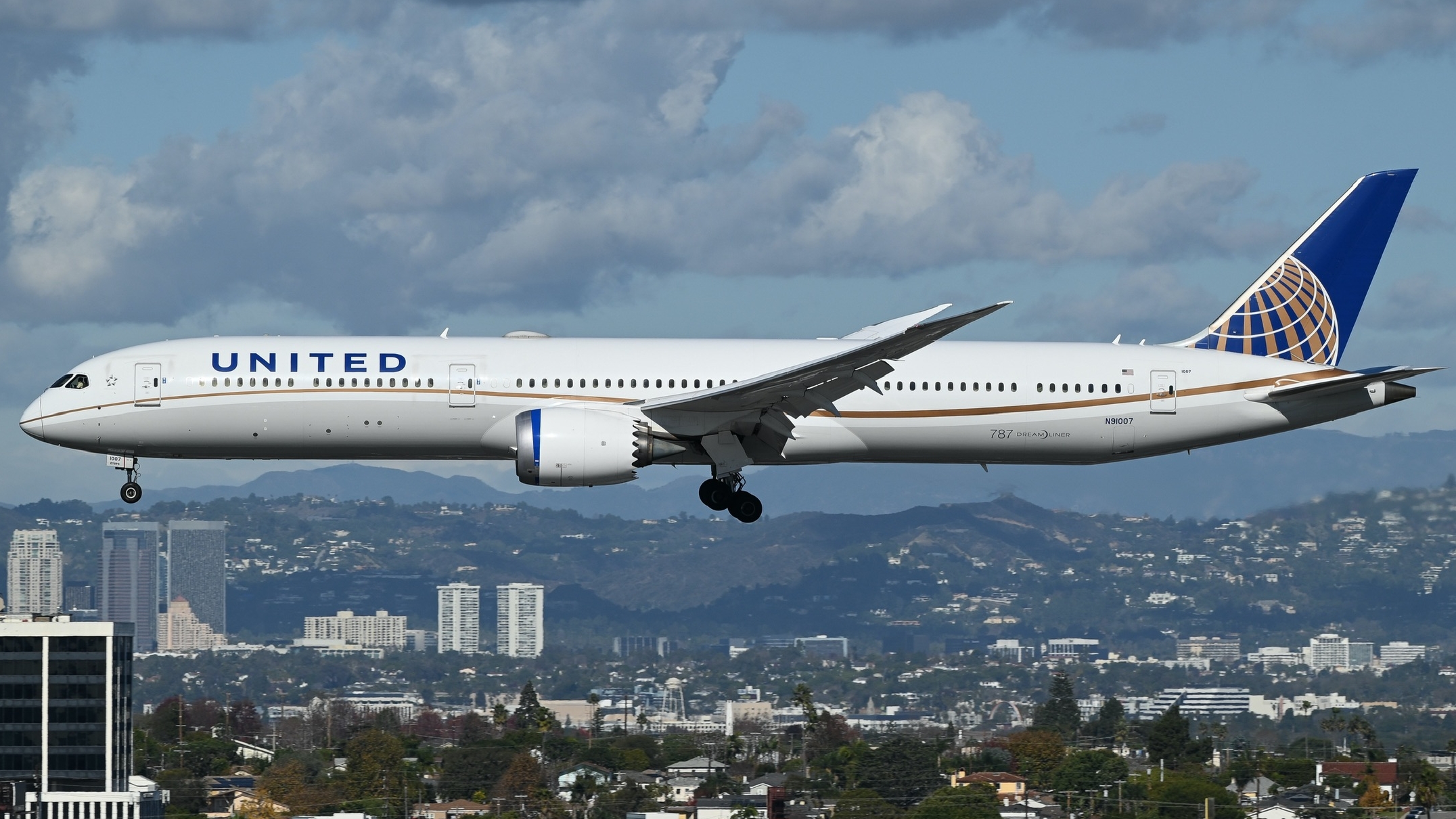 Full size: United Airlines Boeing 787-10 N91007 at Los Angeles International Airport