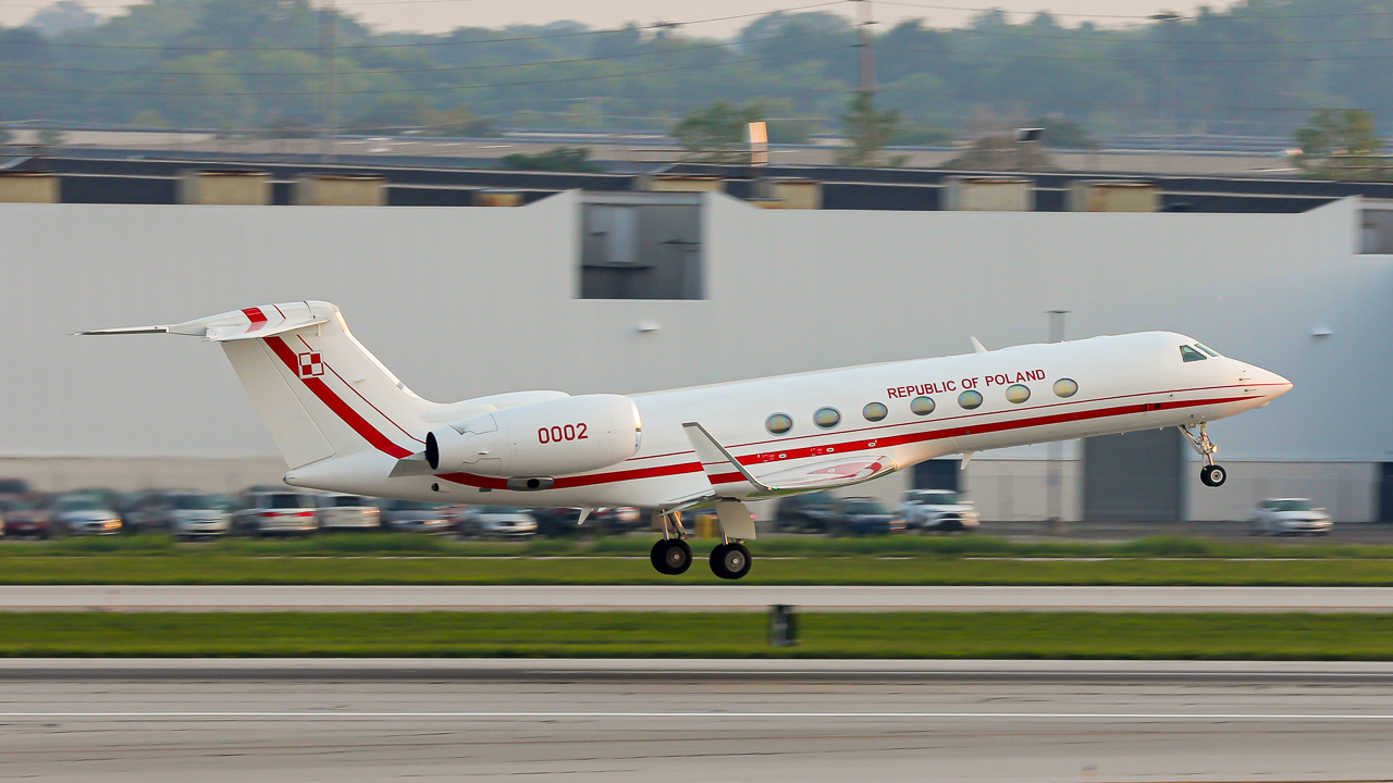 Full size: PRIVATE Gulfstream G550 0002 at John Glenn Columbus International Airport