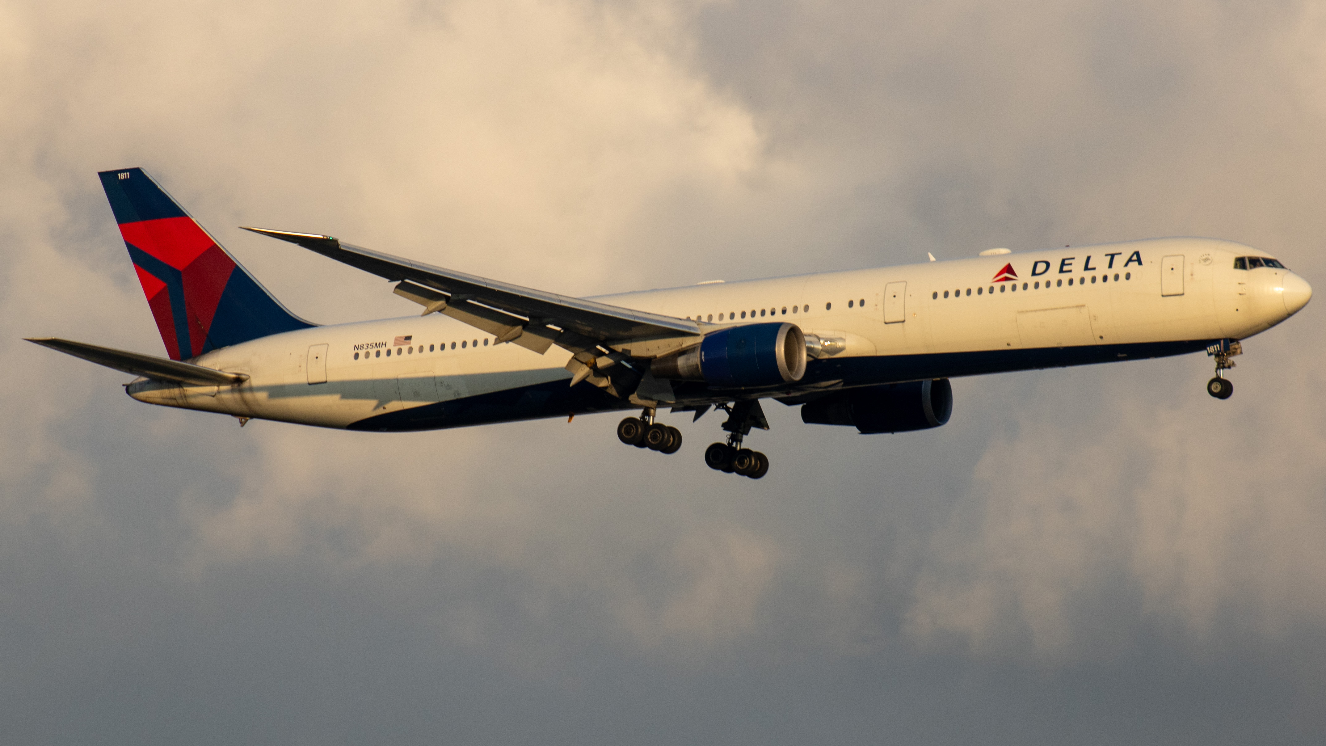 Full size: Delta Airlines Boeing 767-400ER N835MH at Indianapolis International Airport