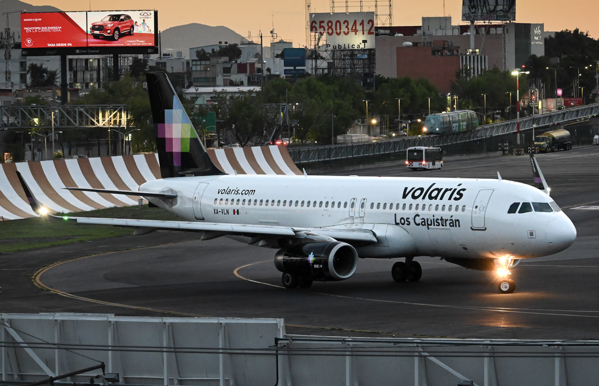 Full size: Volaris Airbus A320 XA-VLN at Mexico City International Airport