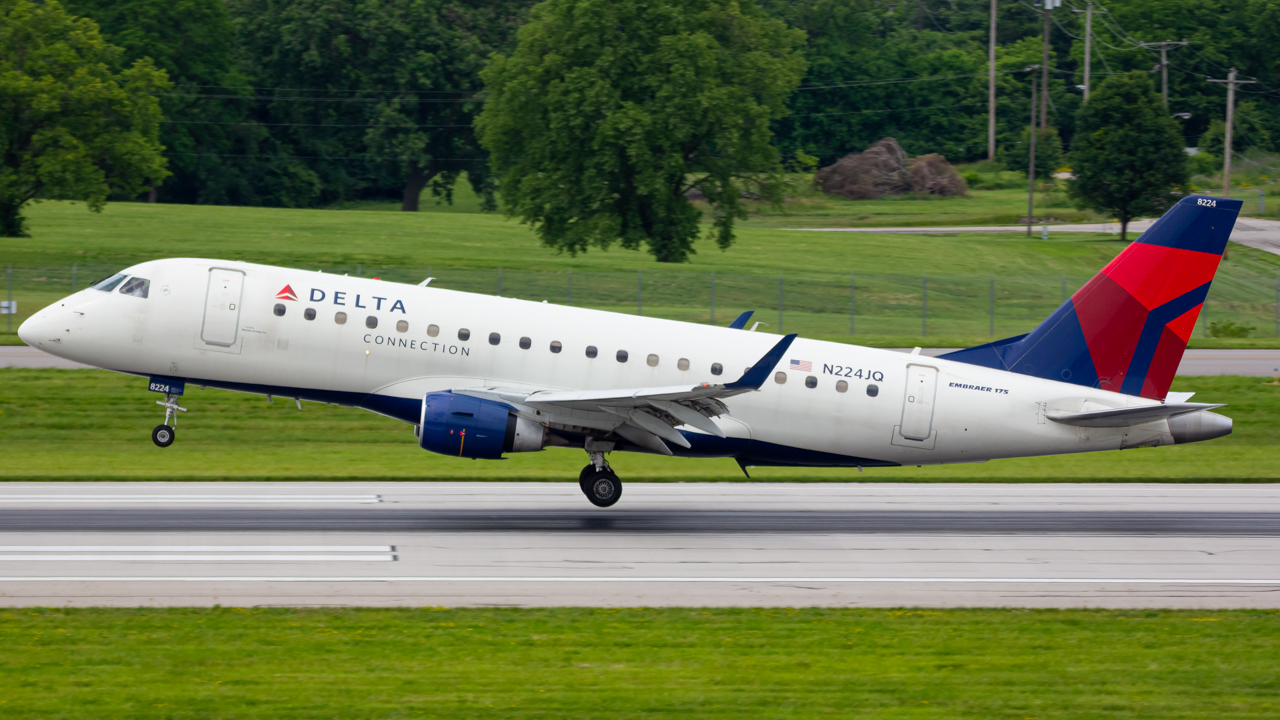 Full size: Delta Connection Embraer E175 N224JQ at John Glenn Columbus International Airport