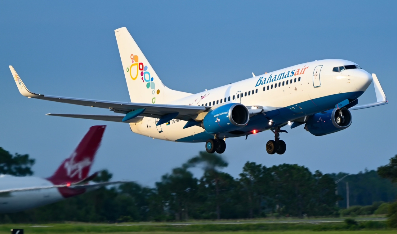 Full size: Bahamasair Boeing 737-700 C6-BFA at Orlando International Airport