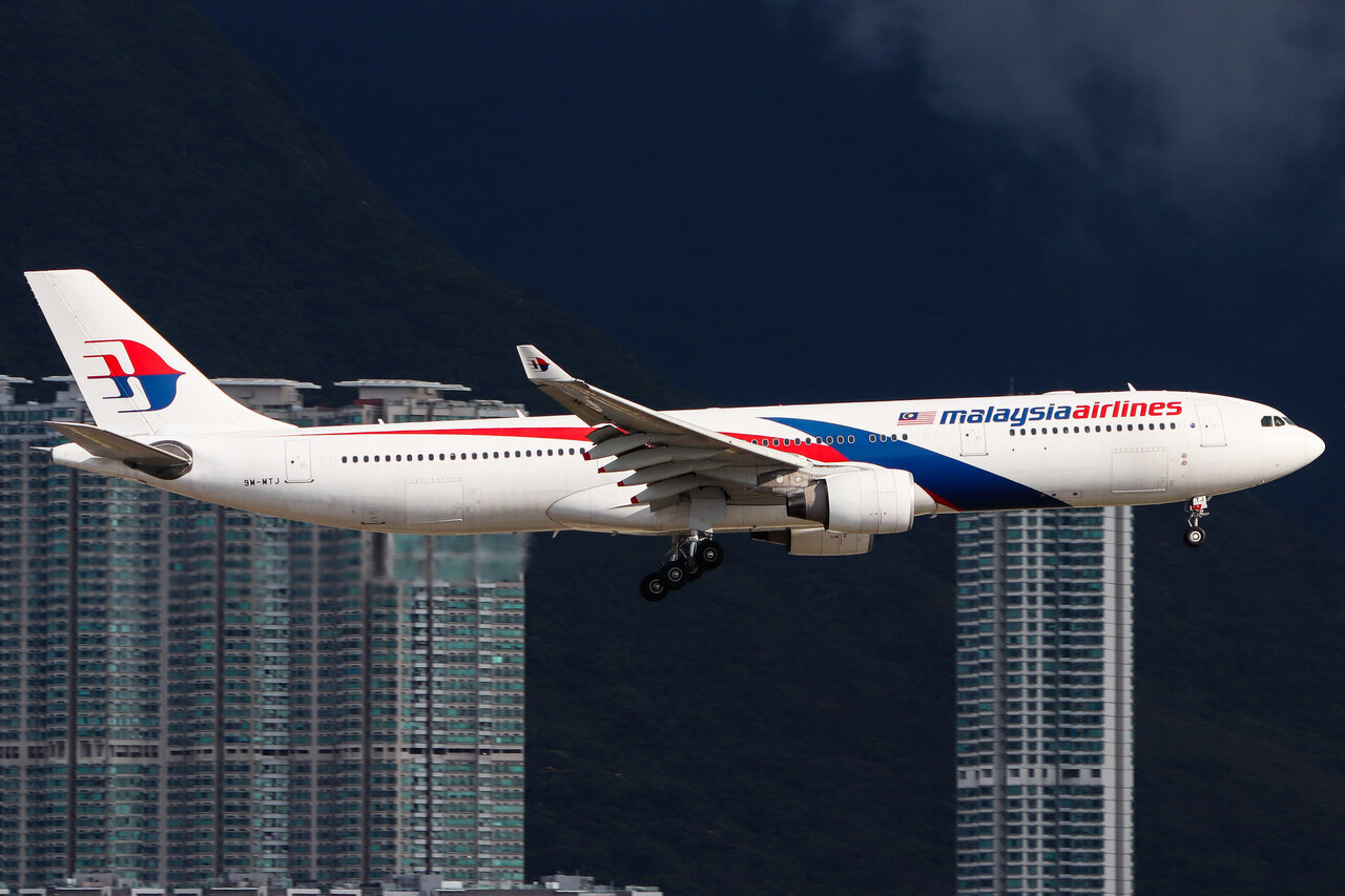 Full size: Malaysia Airlines Airbus A330-300 9M-MTJ at Hong Kong International Airport