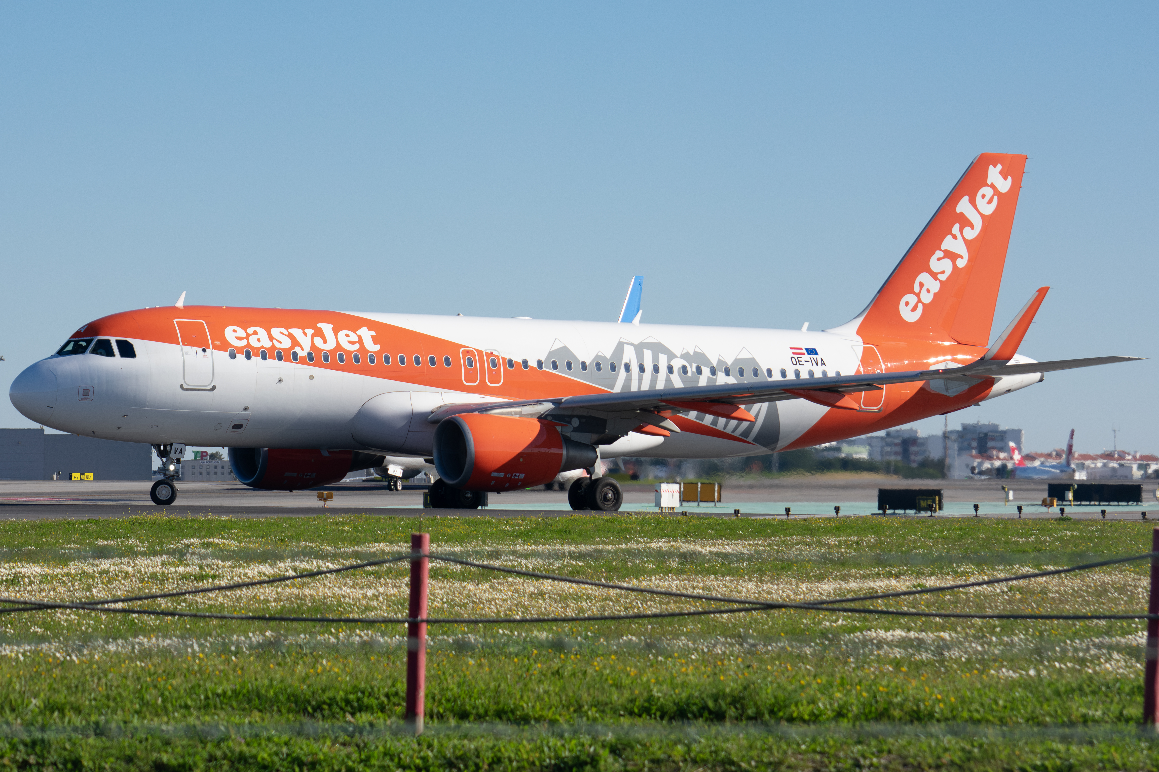 Full size: EasyJet Airbus A320 OE-IVA at Lisbon Humberto Delgado Airport