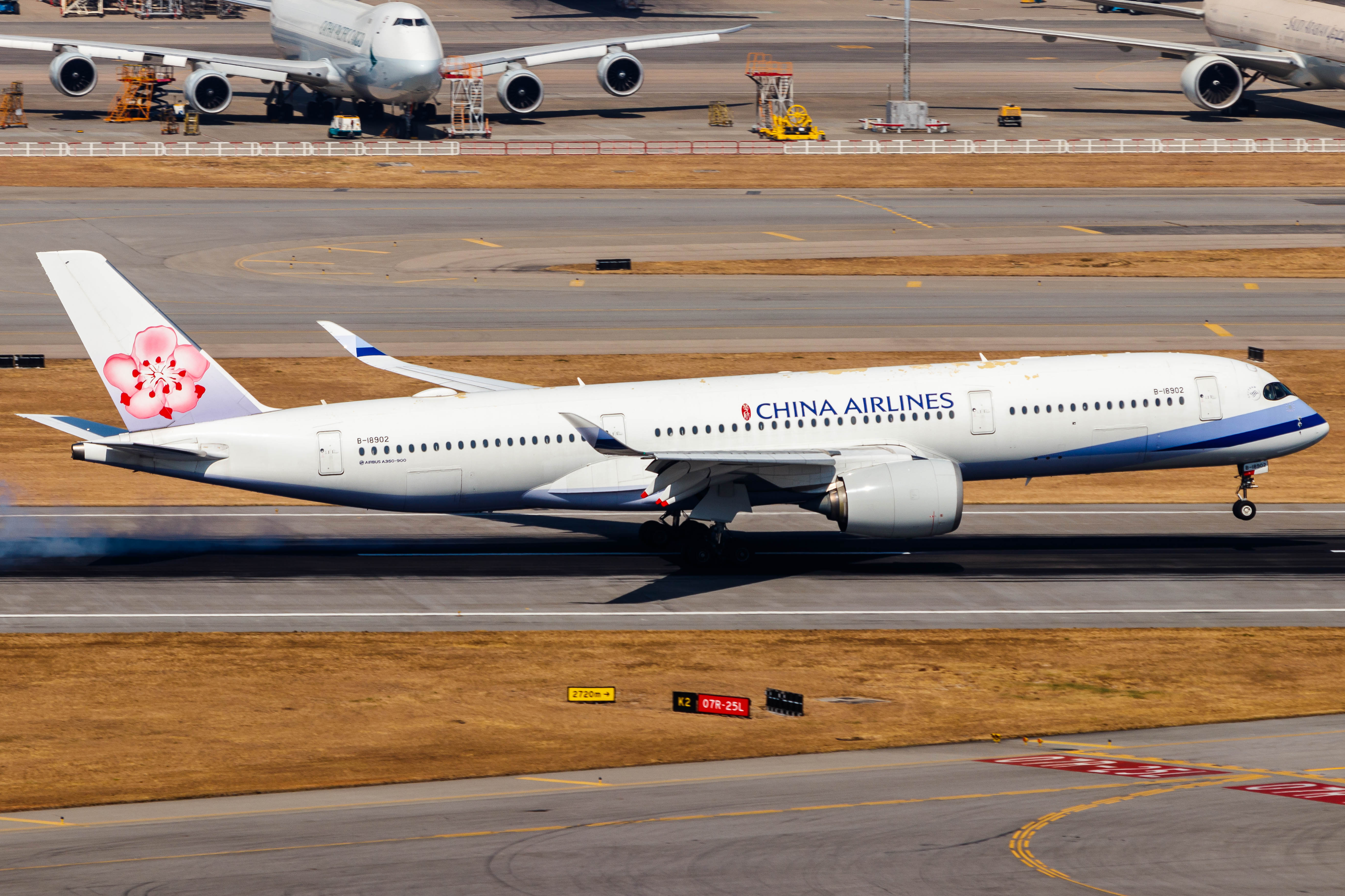 Full size: China Airlines Airbus A350-900 B-18902 at Hong Kong International Airport