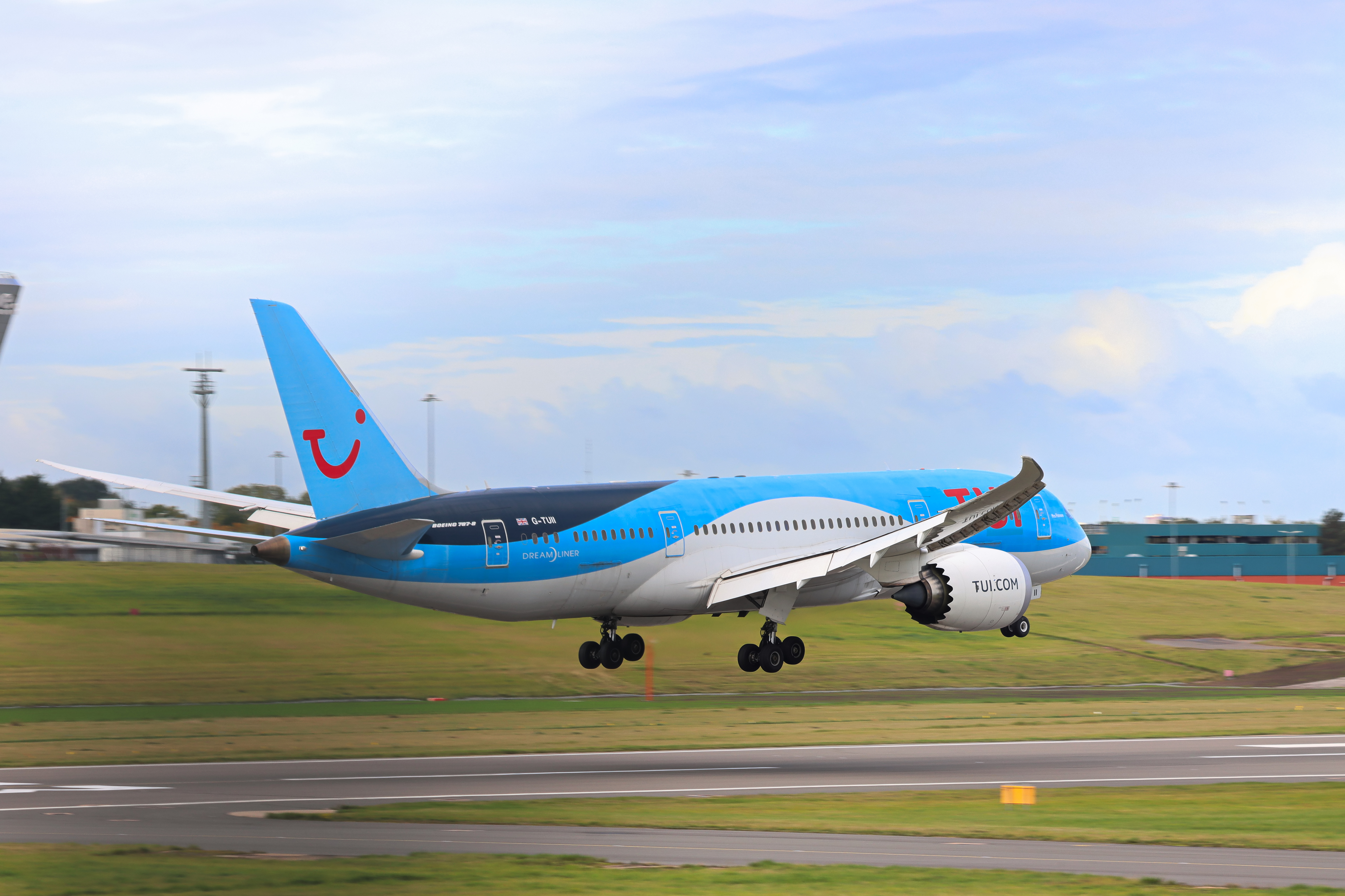 Full size: TUI AIRWAYS  Boeing 787-8 G-TUII at Birmingham Airport