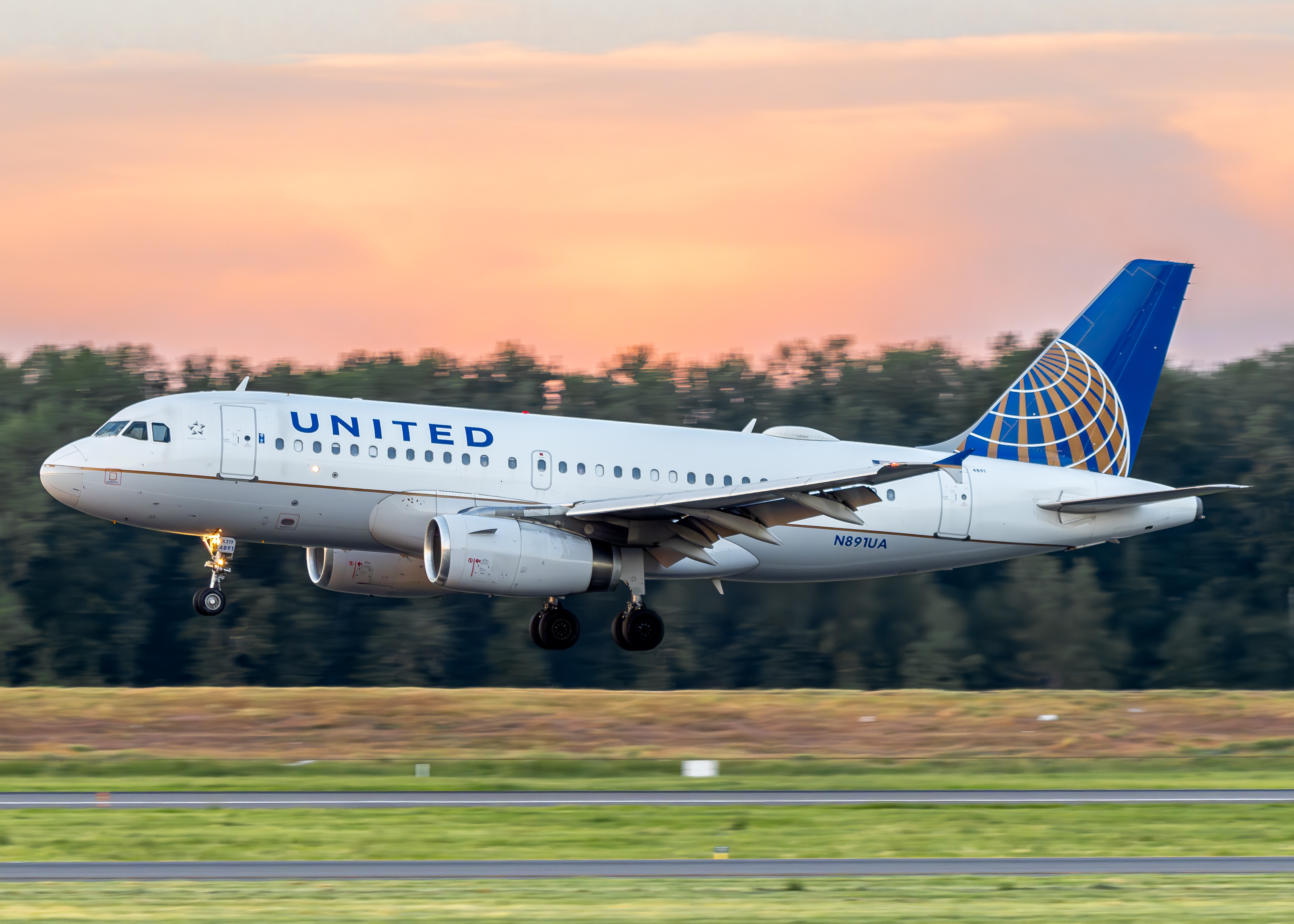 Full size: United Airlines Airbus A319 N891UA at Portland International Airport