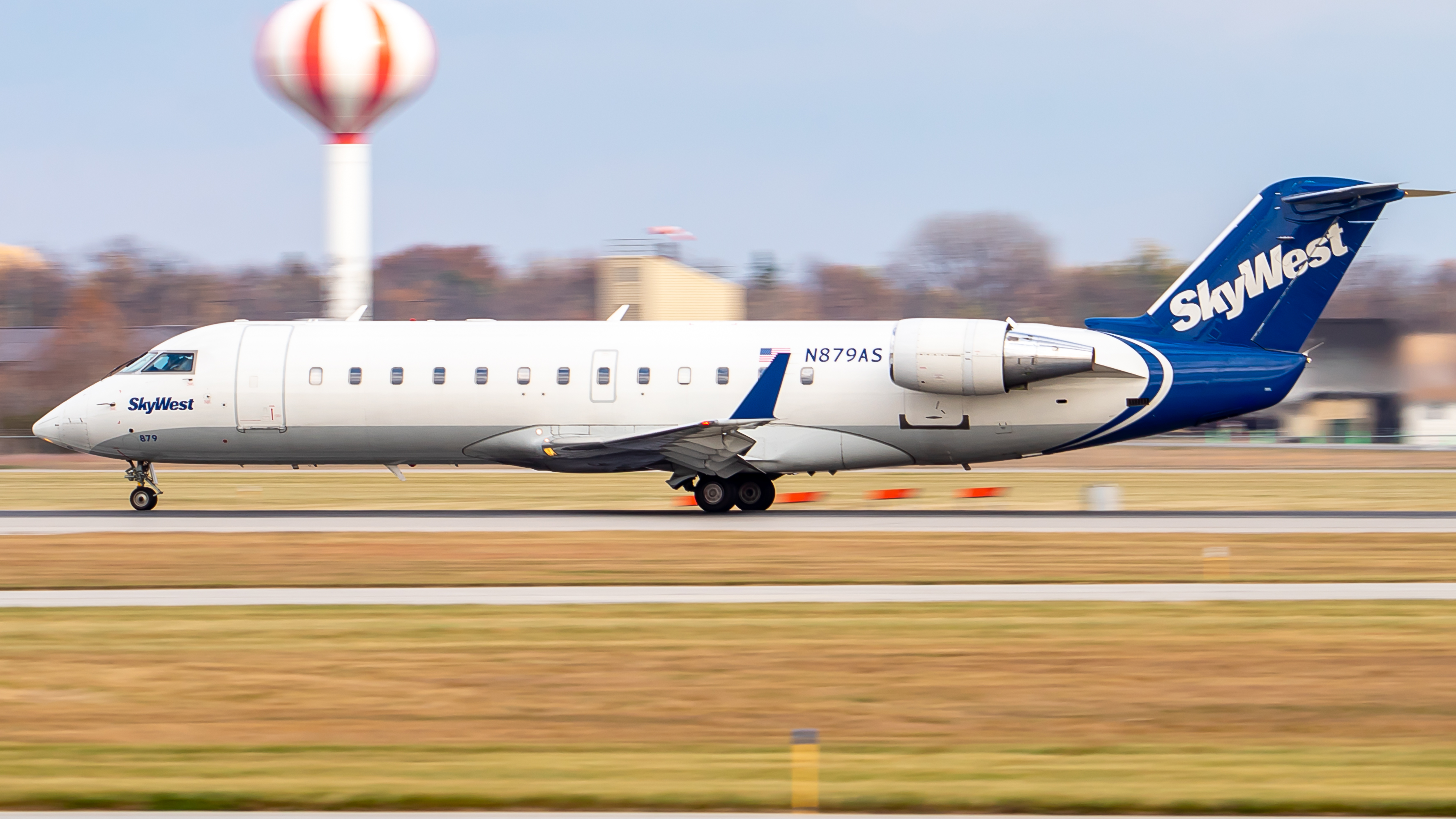 Full size: SkyWest Airlines Mitsubishi CRJ-200 N879AS at Hector International Airport