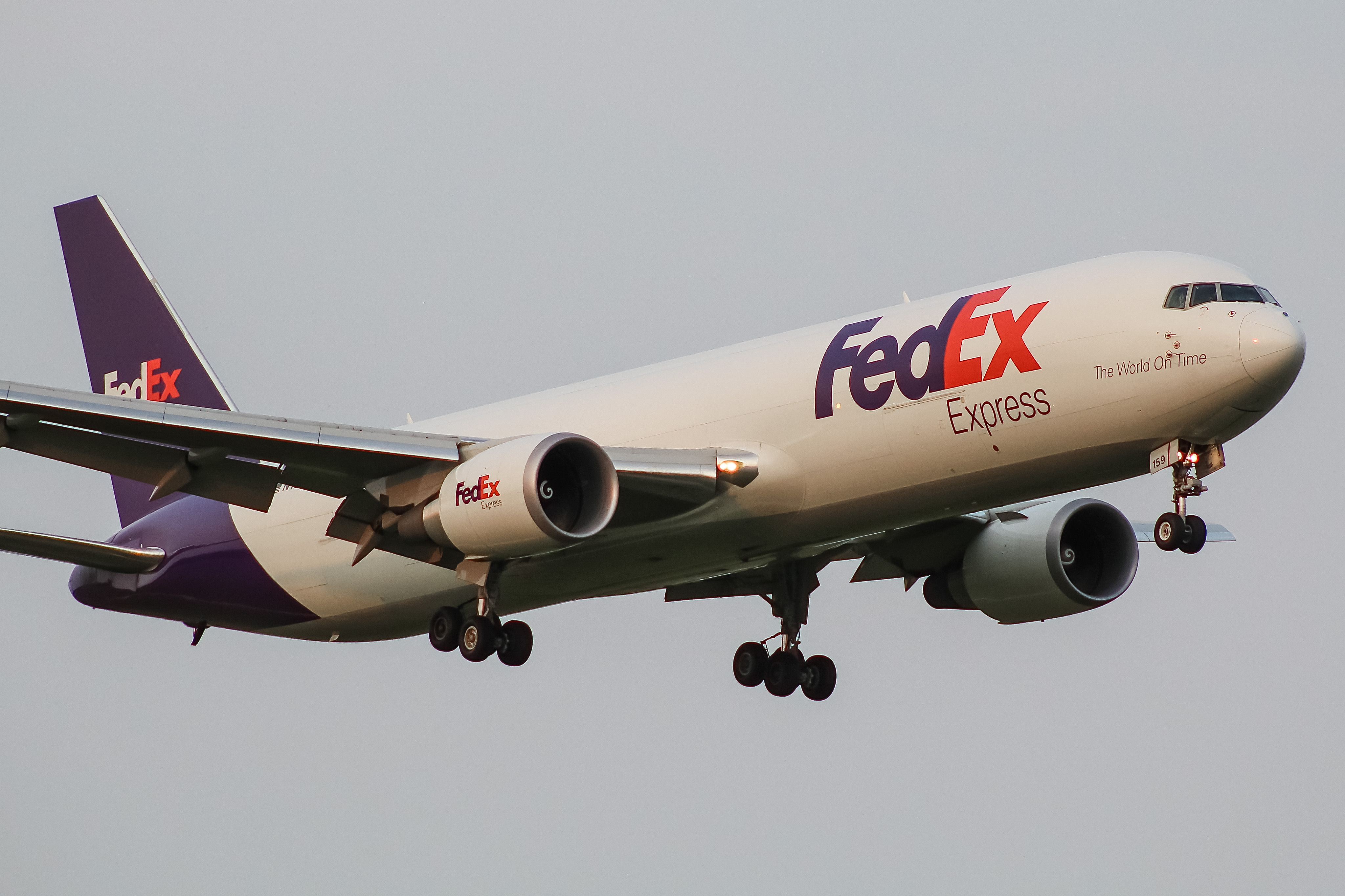 Full size: FedEx Boeing 767-300F N159FE at General Mitchell International Airport