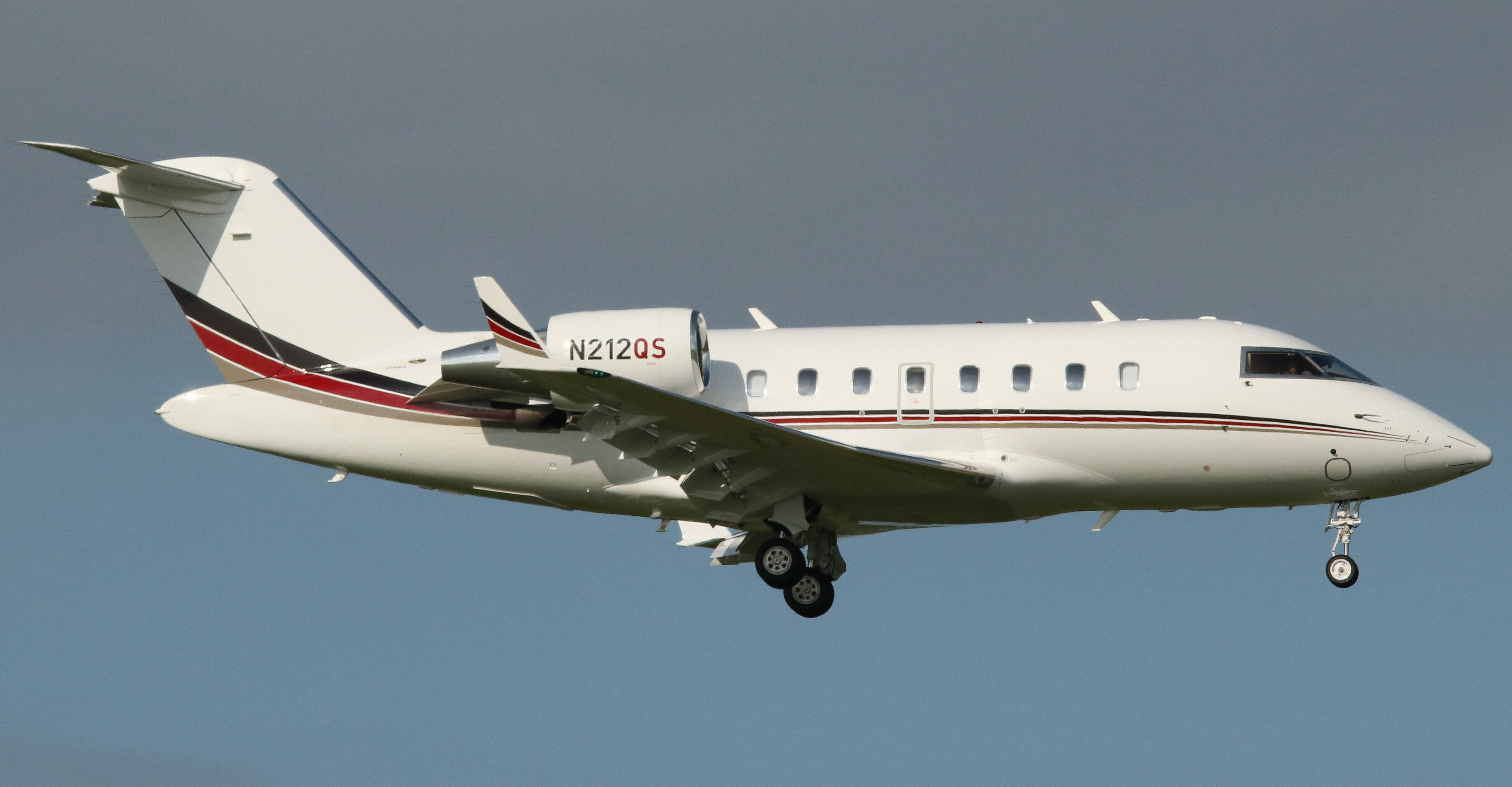 Full size: PRIVATE Bombardier Challenger 600 N212QS at Martin State Airport