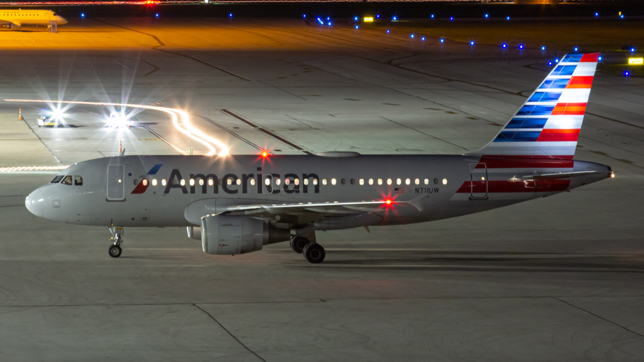 Full size: American Airlines Airbus A319 N711UW at John Glenn Columbus International Airport