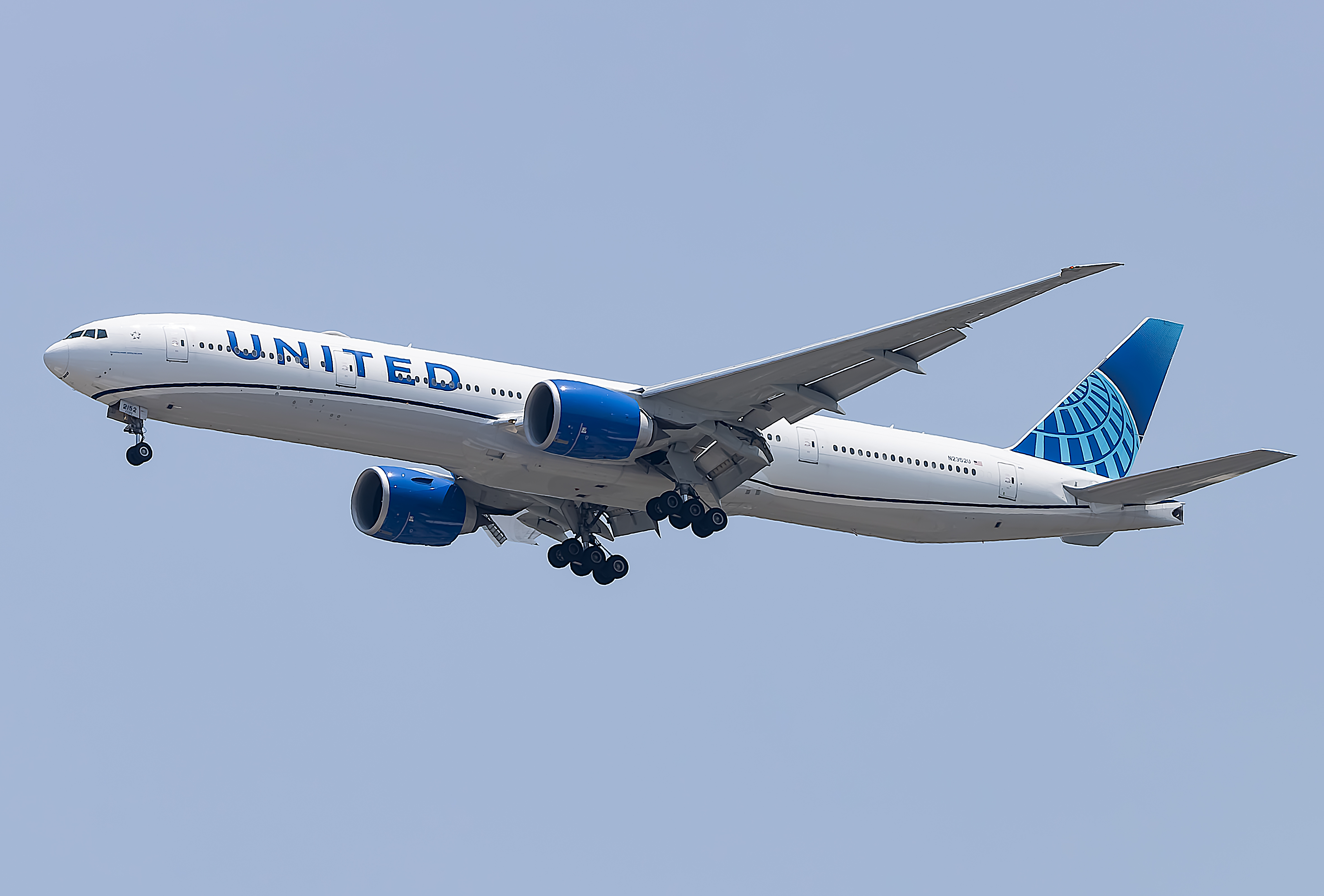 Full size: United Airlines Boeing 777-300ER N2352U at Washington Dulles International Airport