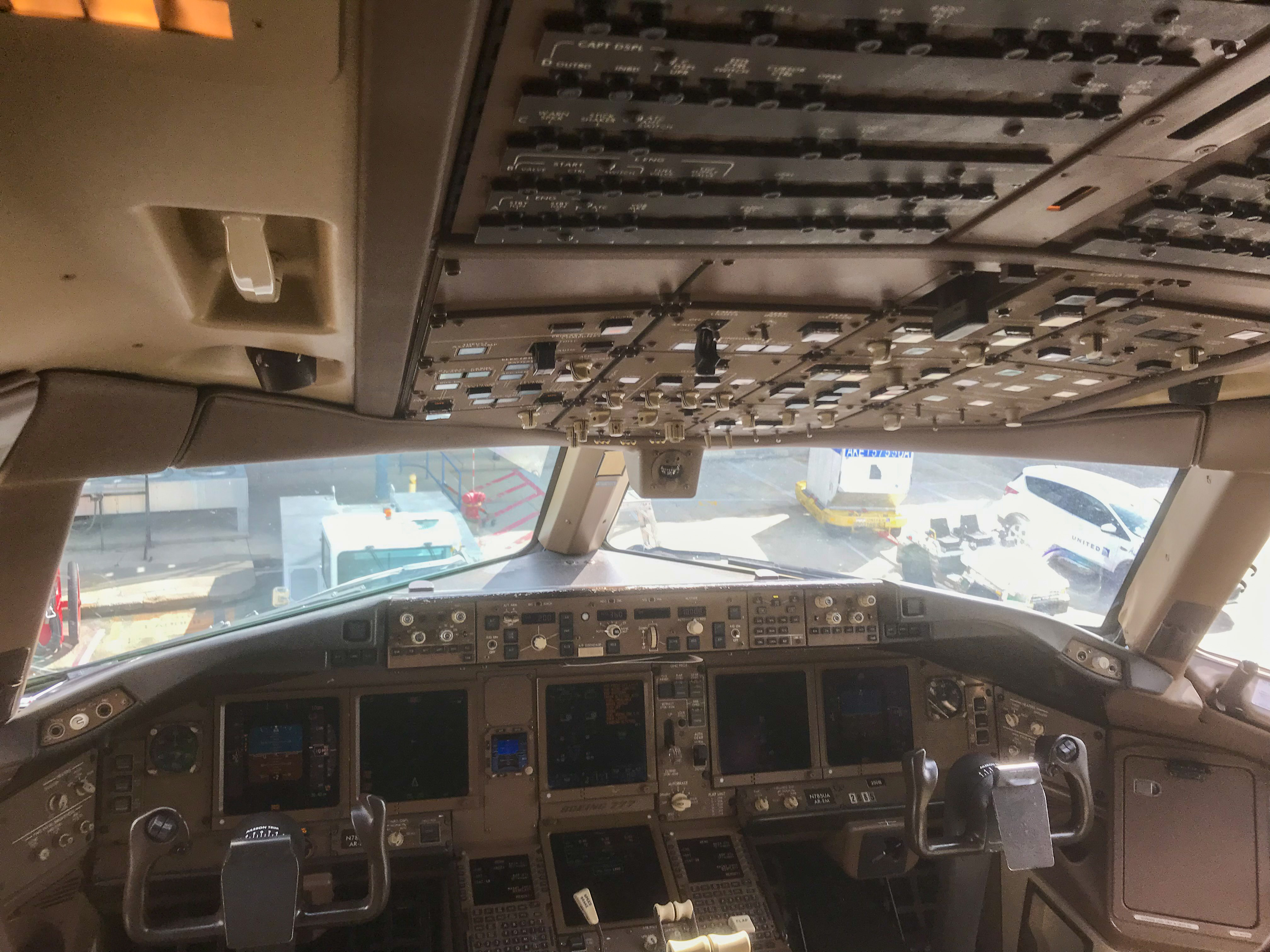 Full size: United Airlines Boeing 777-200 N785UA at Chicago O'Hare International Airport
