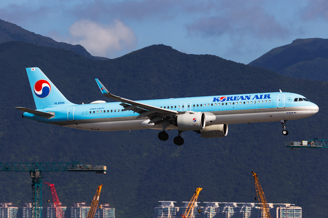 Full size: Korean Air Airbus A321NEO HL8505 at Hong Kong International Airport