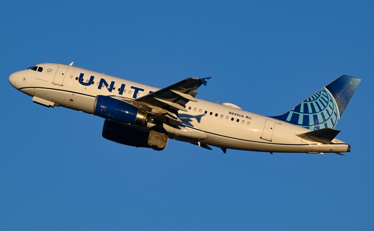 Full size: United Airlines Airbus A320 N845UA at Reno/Tahoe International Airport
