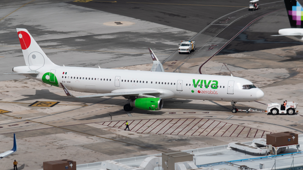 Full size: VivaAerobus Airbus A321-200 XA-VBI at Cancun International Airport