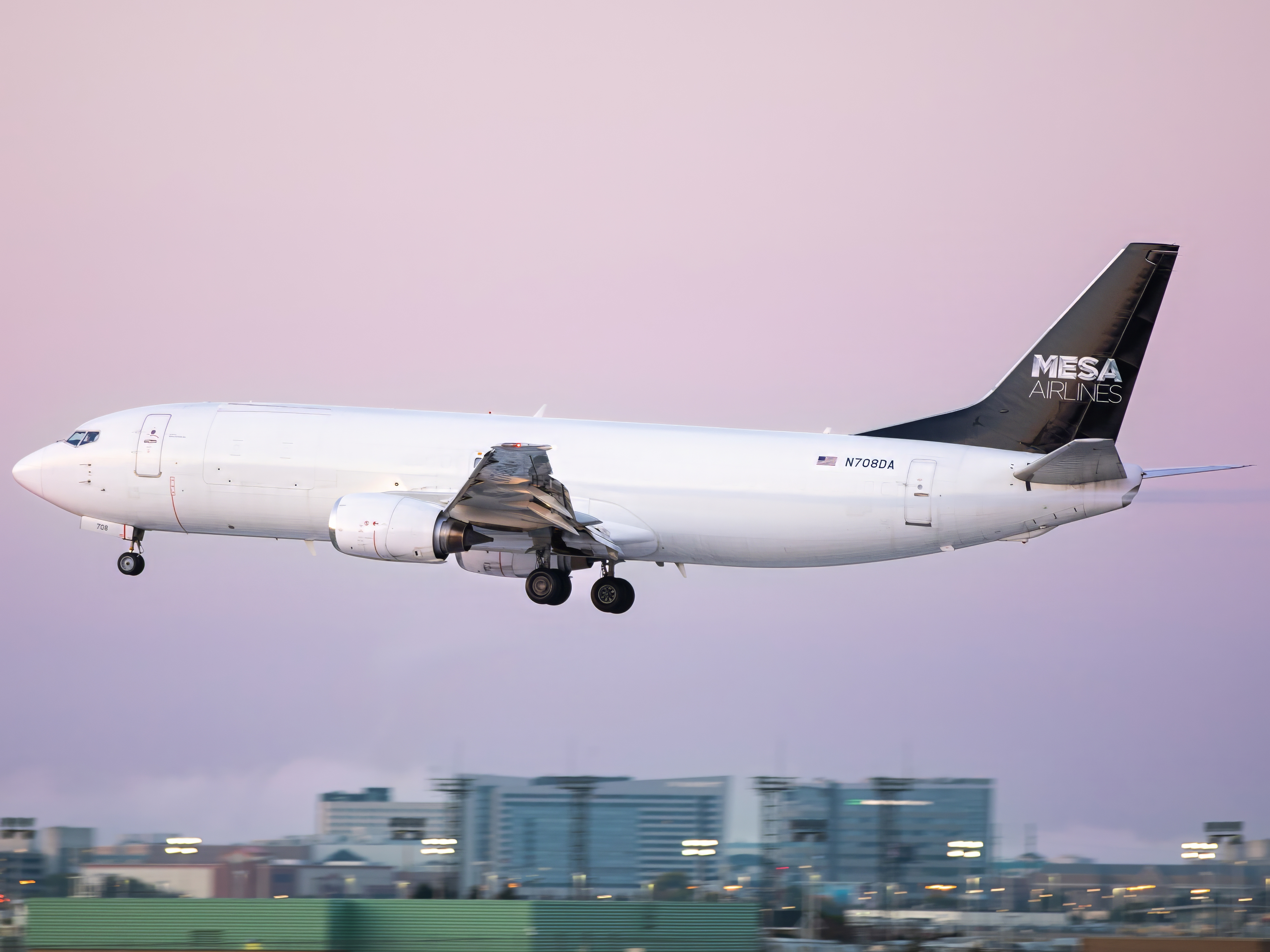 Full size: Mesa Airlines Boeing 737-400 N708DA at Minneapolis-St Paul International/Wold-Chamberlain Airport