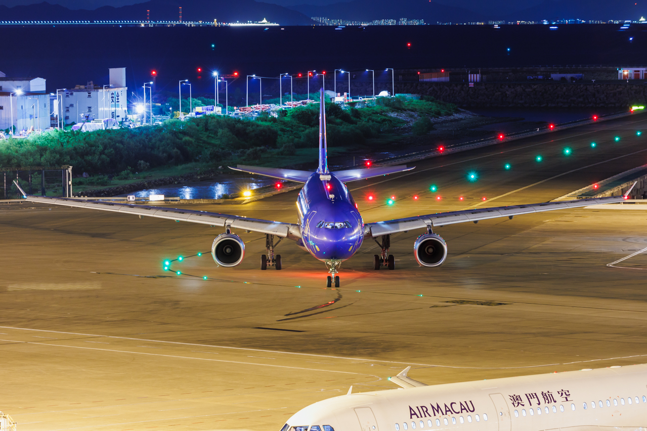 Full size: China Eastern Airlines Airbus A330-300 B-6507 at Macau International Airport
