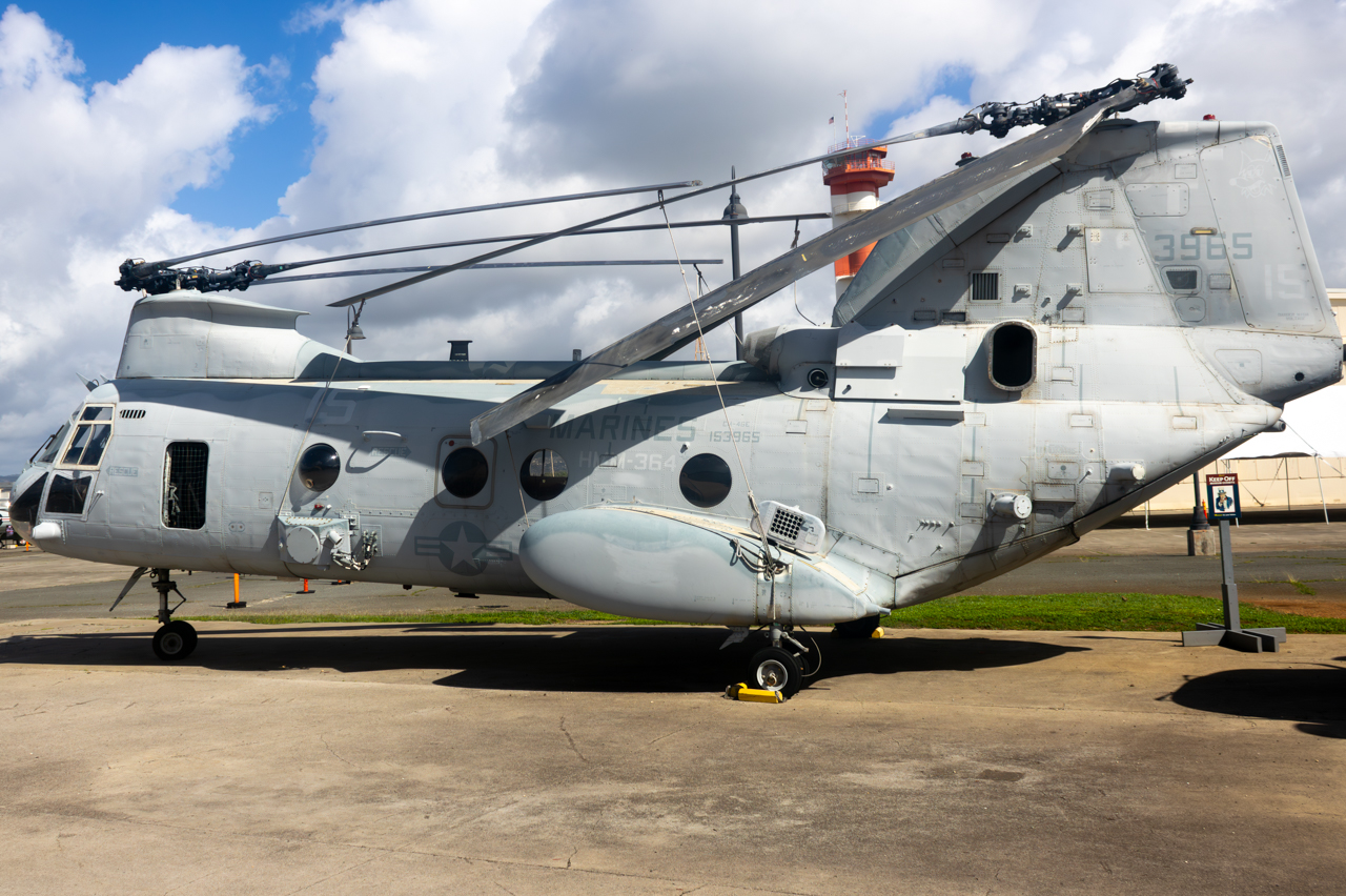 Full size: USAF - United States Air Force Boeing Vertol CH-46E Sea Knight 153965 at 