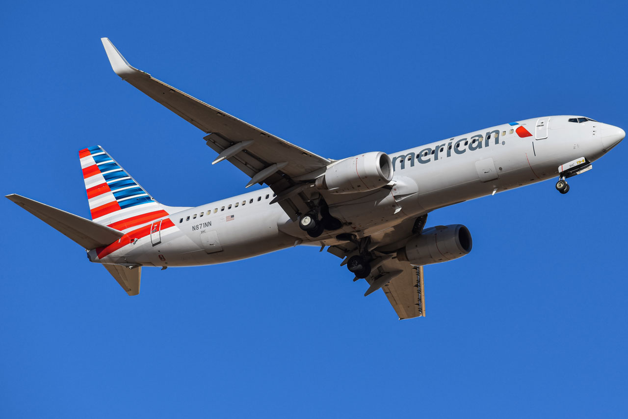 Full size: American Airlines Boeing 737-800 N871NN at Denver International Airport
