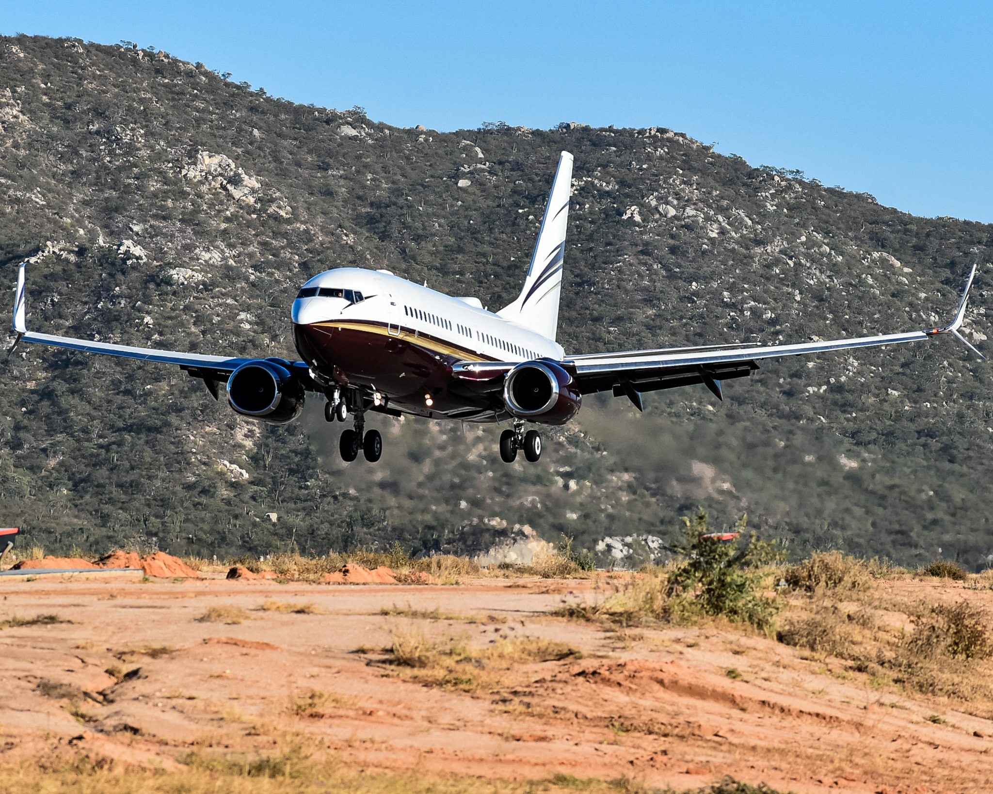 Full size: PRIVATE Boeing 737-700 N172WC at Aeropuerto de Cabo San Lucas Internacional