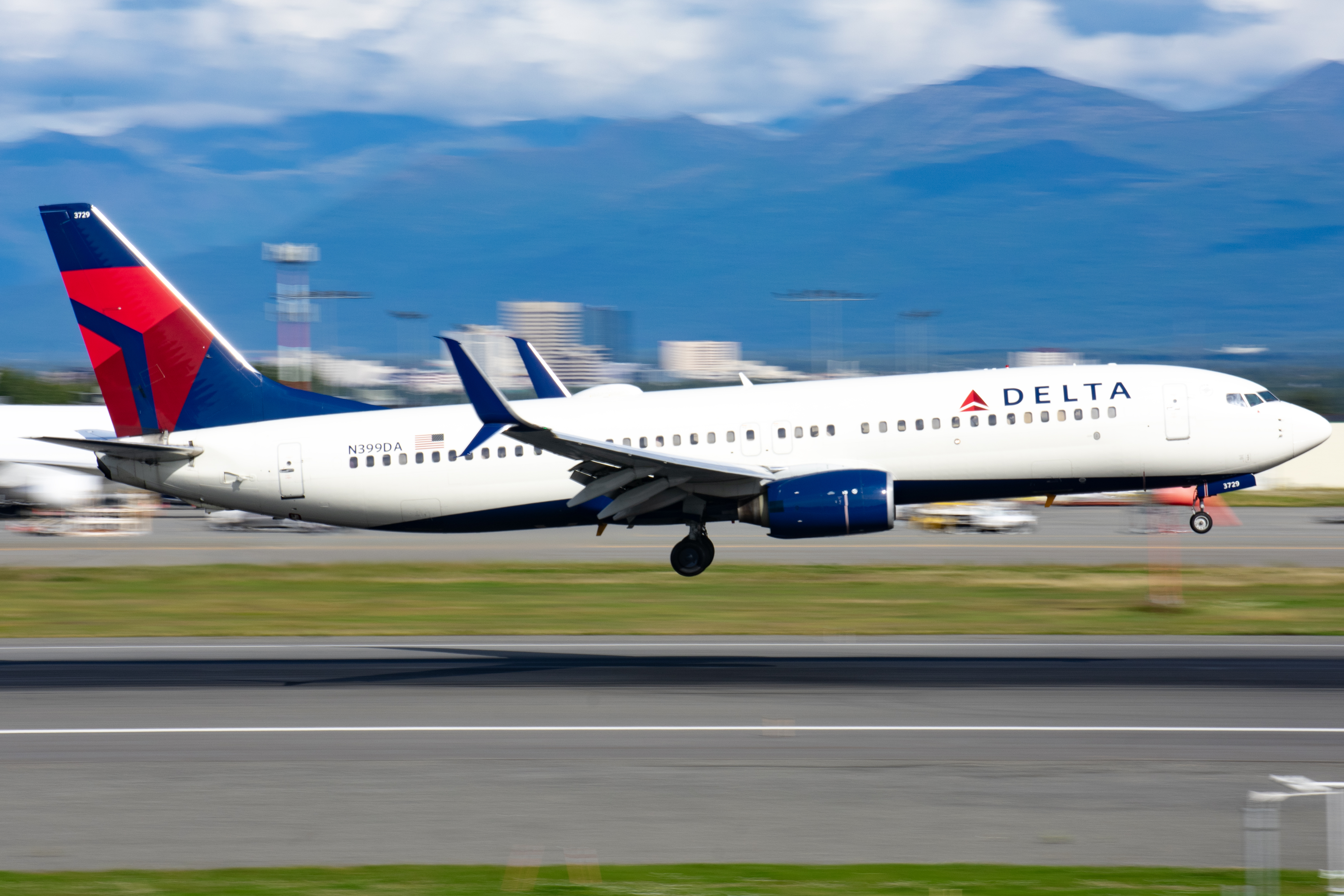 Full size: Delta Airlines Boeing 737-800 N399DA at Anchorage Ted Stevens International Airport