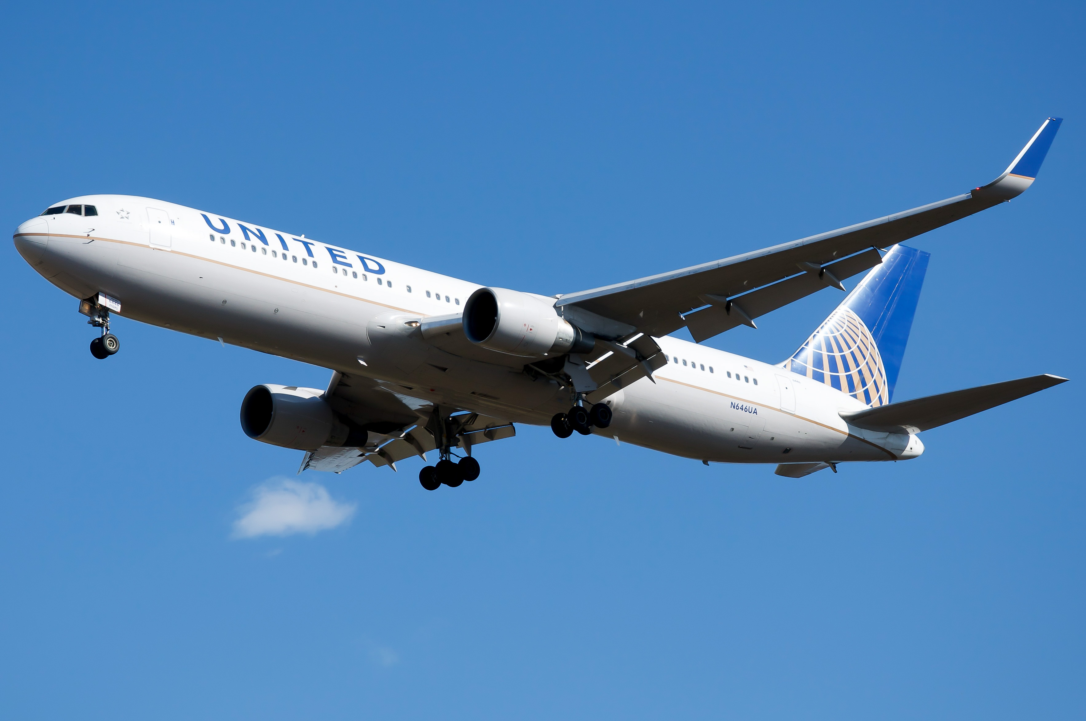 Full size: United Airlines Boeing 767-300ER N646UA at Washington Dulles International Airport