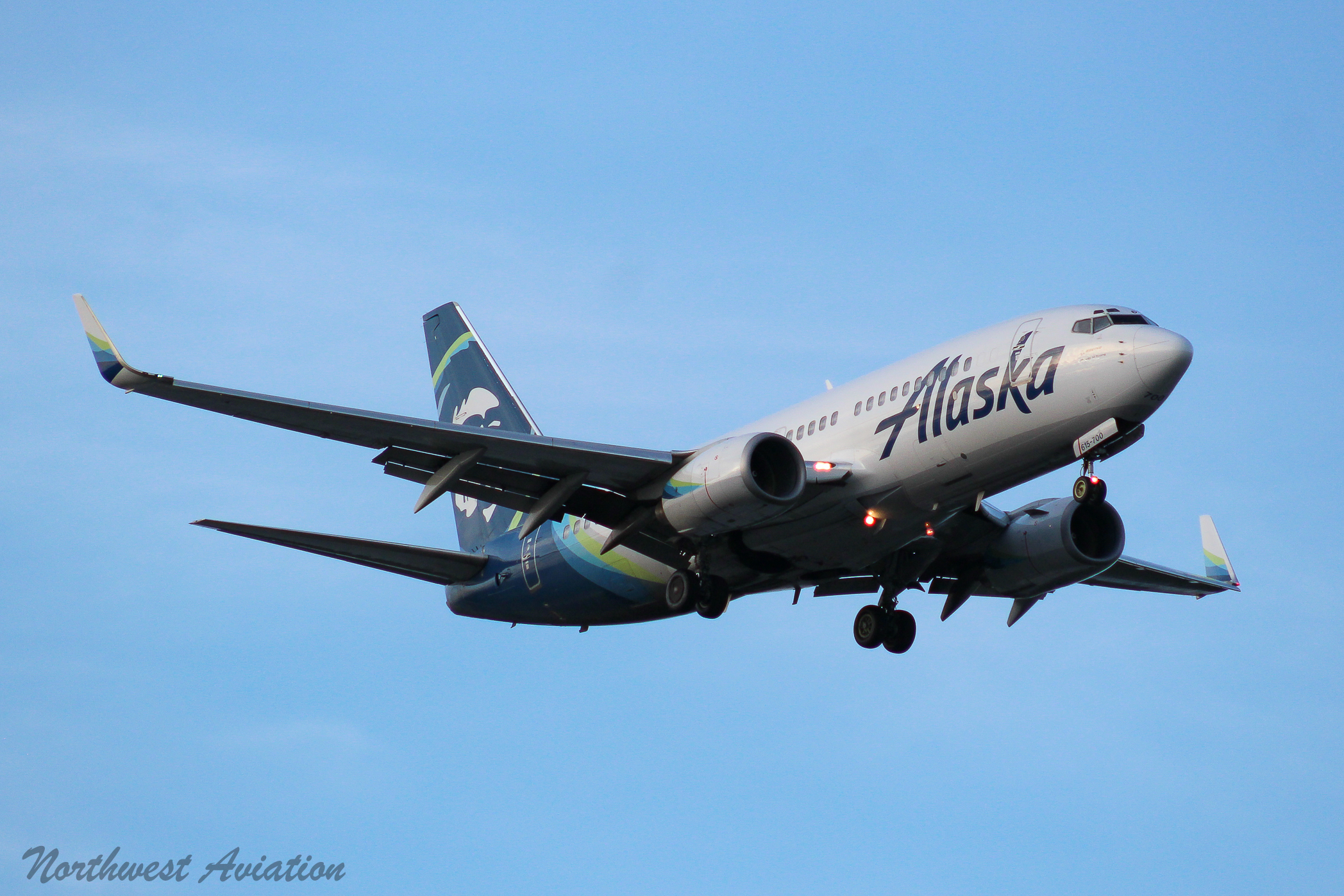 Full size: Alaska Airlines Boeing 737-700 N615AS at Seattle-Tacoma International Airport