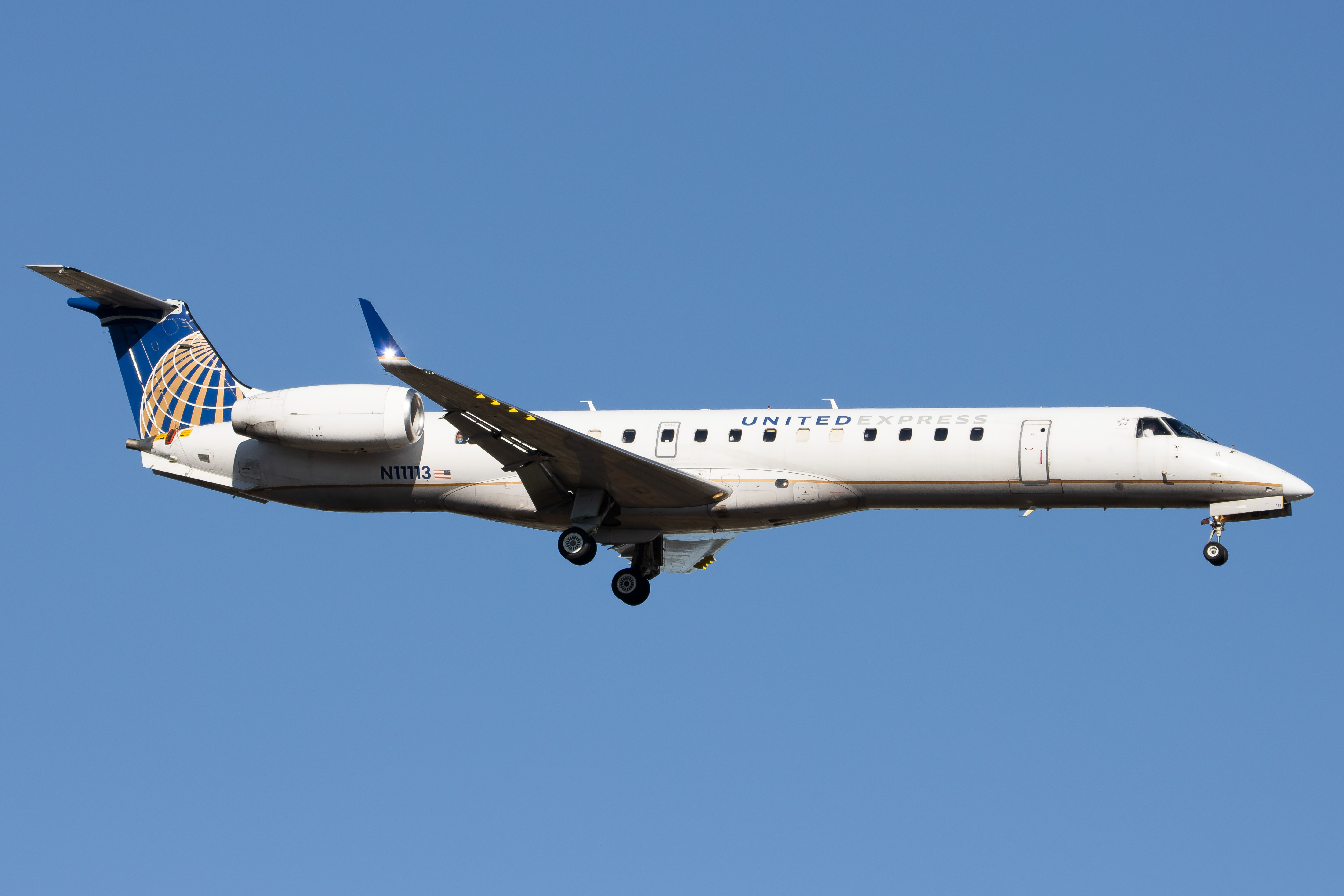 Full size: United Express Embraer ERJ145 N11113 at Newark Liberty International Airport