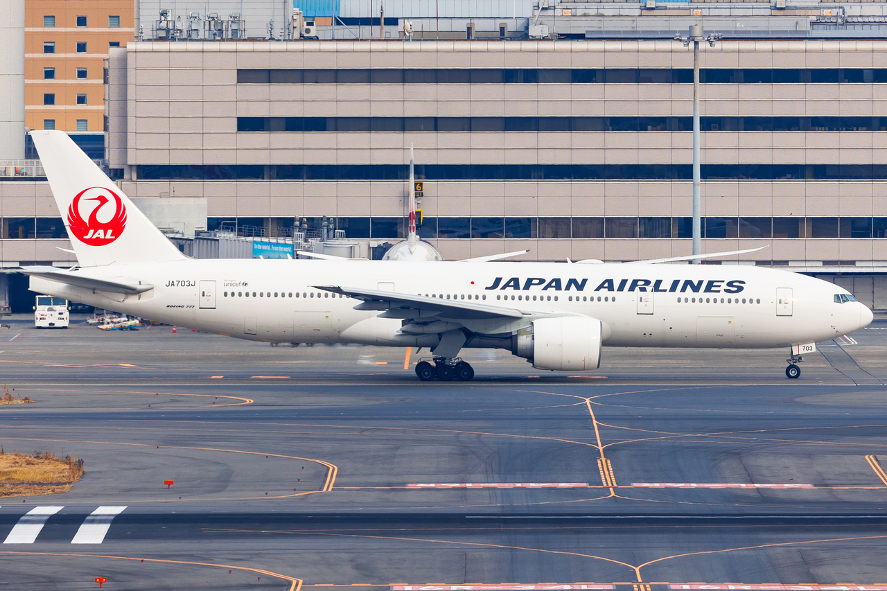 Full size: Japan Airlines Boeing 777-200ER JA703J at Tokyo-Haneda Airport