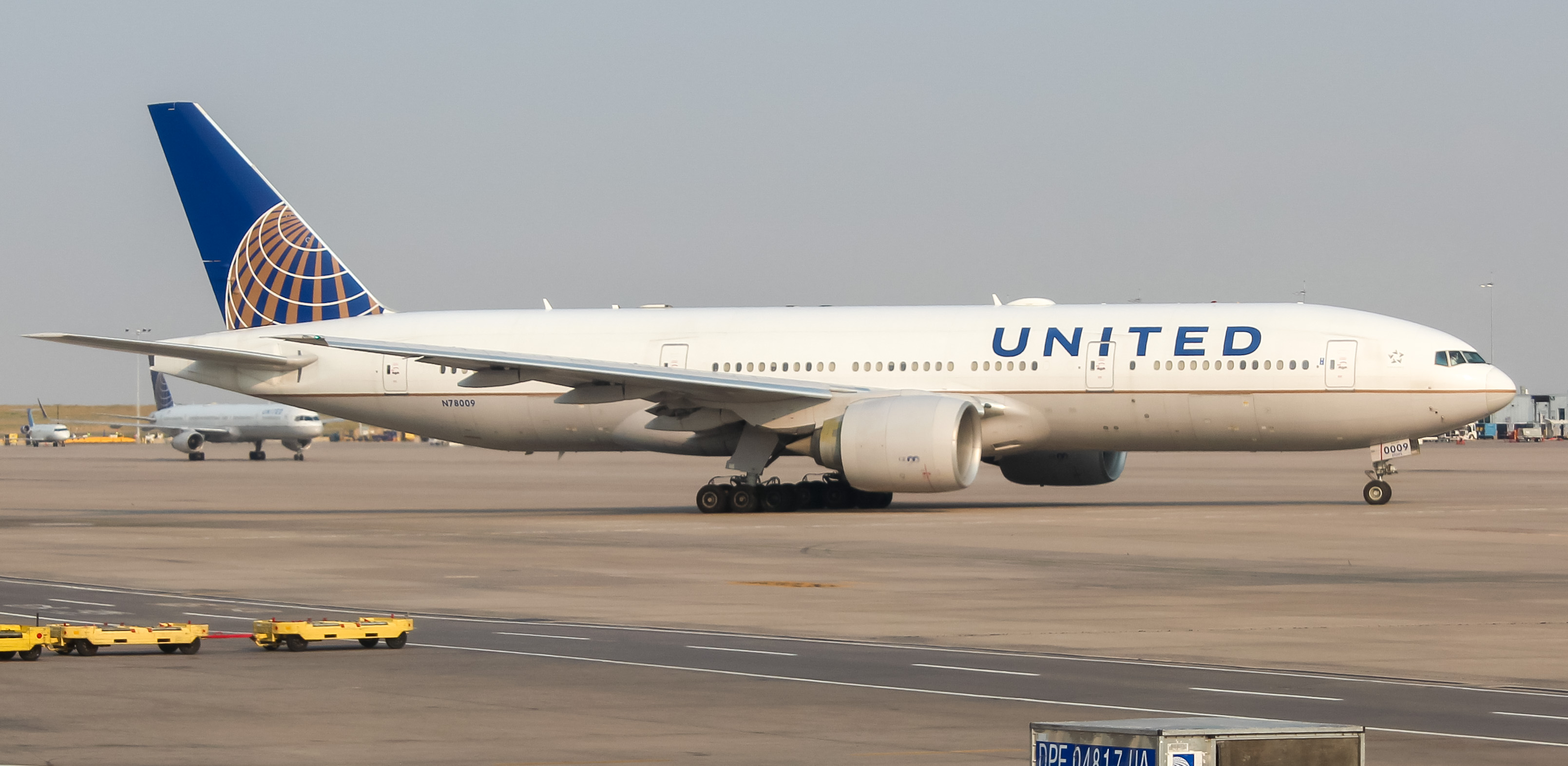 Full size: United Airlines Boeing 777-200ER N78009 at Denver International Airport