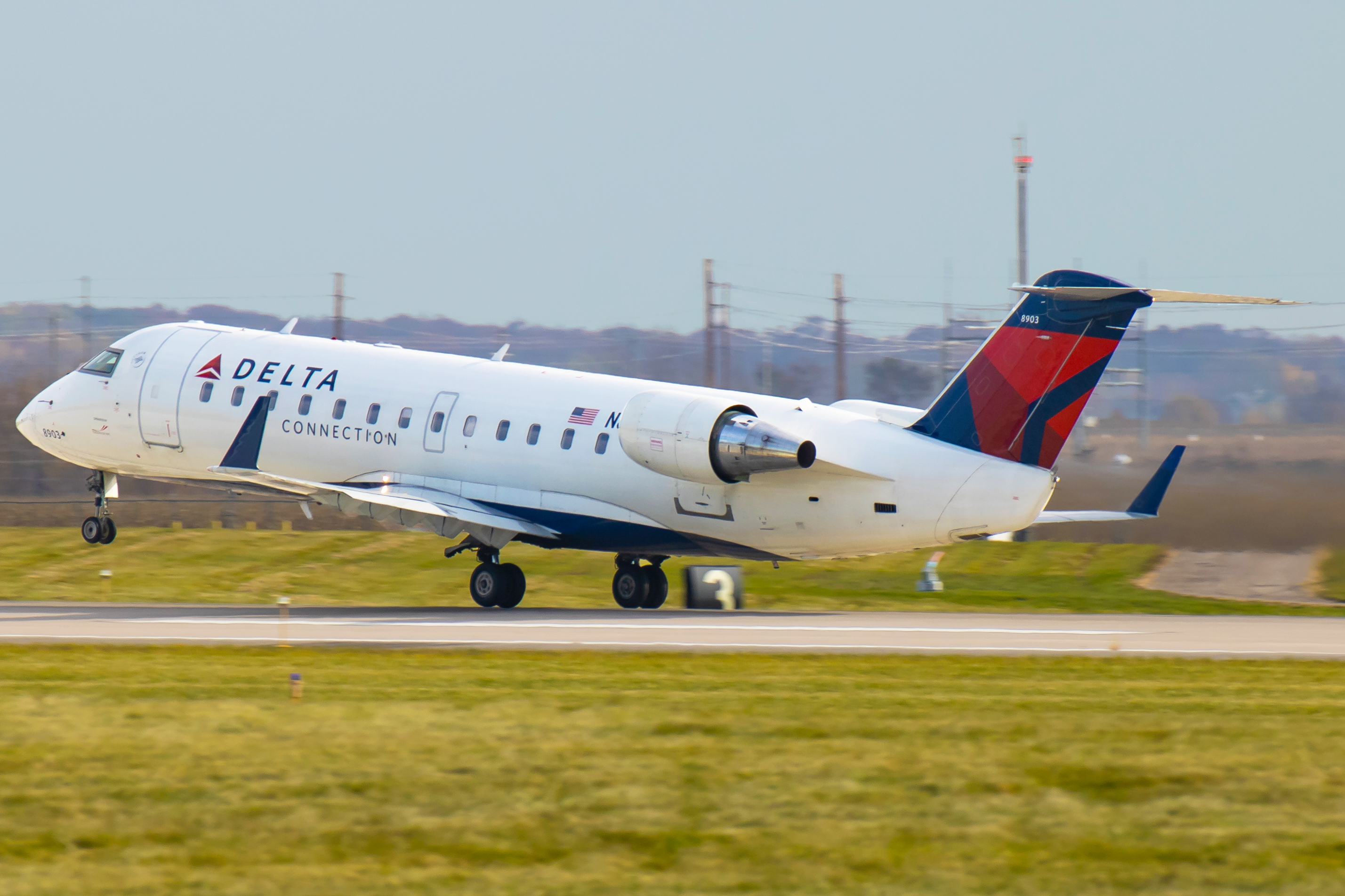 Full size: Delta Connection Mitsubishi CRJ-200 N8903A at Cedar Rapids Eastern Iowa Airport