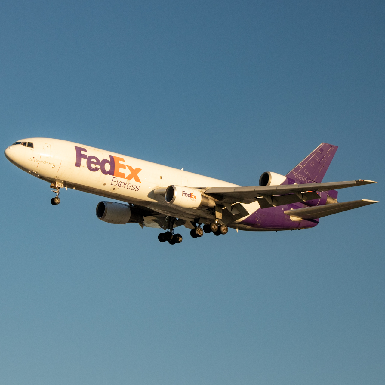Full size: FedEx McDonnell Douglas DC-10F N303FE at Orlando International Airport