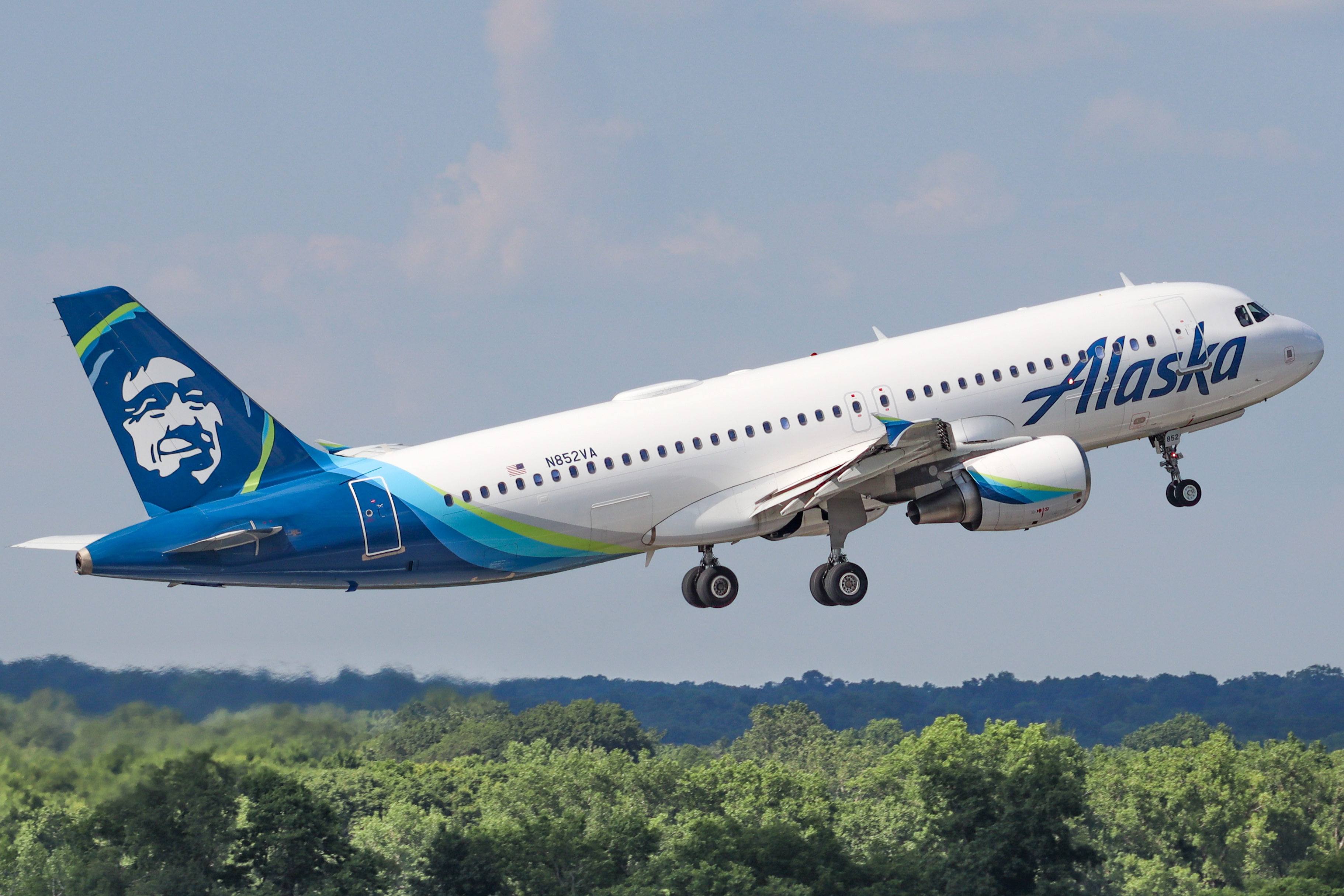 Full size: Alaska Airlines Airbus A320 N852VA at John Glenn Columbus International Airport