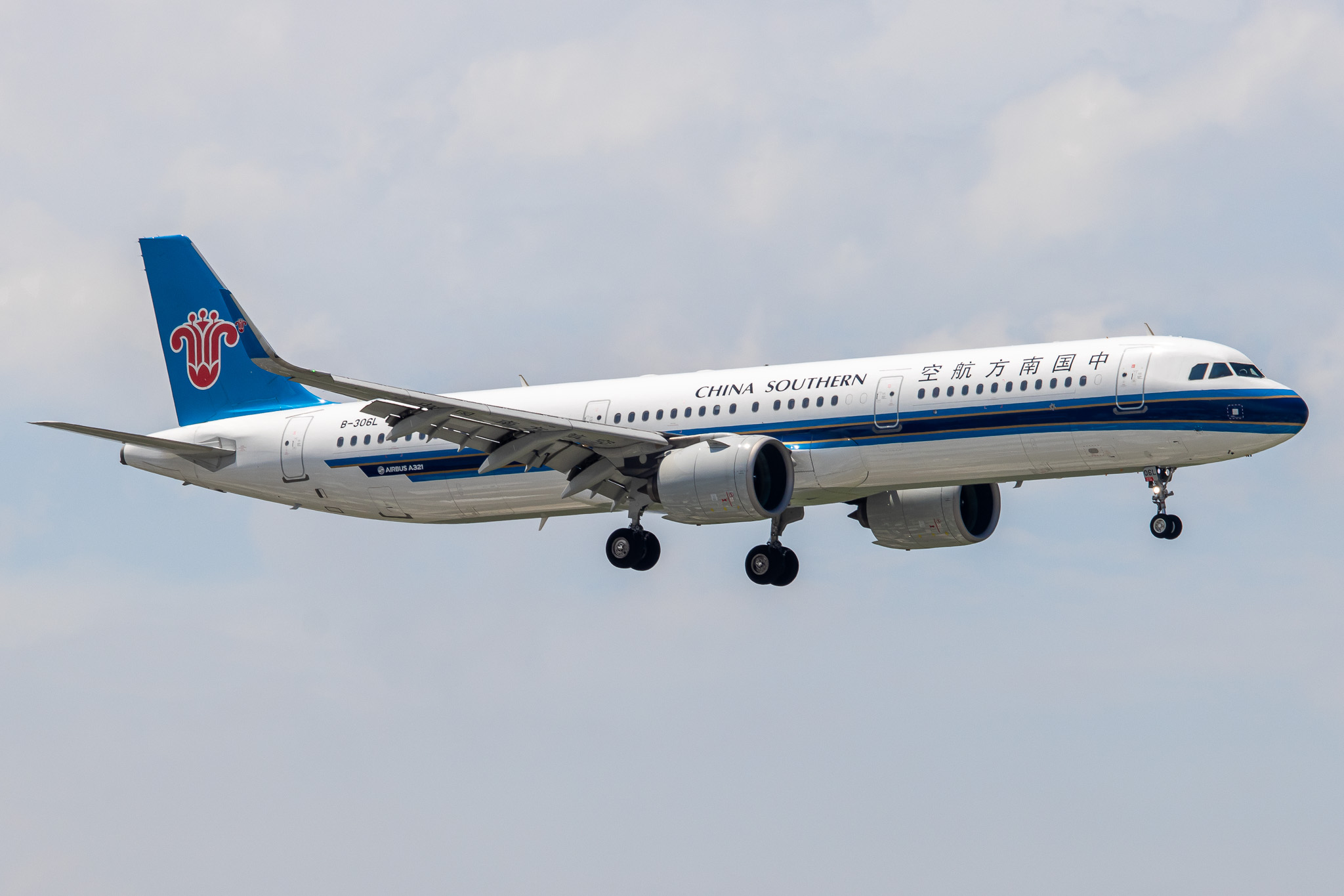 Full size: China Southern Airlines Airbus A321NEO B-306L at Tan Son Nhat International Airport